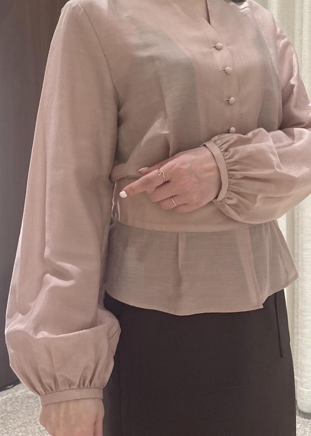 ベージュ系のハンドバッグ、ブラウン系のスカート、ピンク系のシャツ/ブラウスを着用したレディースの春コーディネートの4枚目の写真