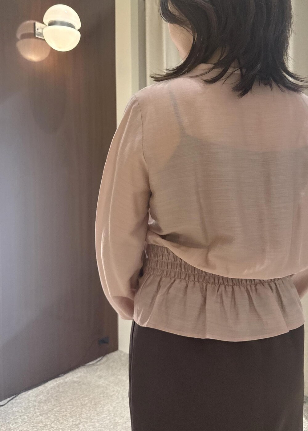 ベージュ系のハンドバッグ、ブラウン系のスカート、ピンク系のシャツ/ブラウスを着用したレディースの春コーディネートの5枚目の写真