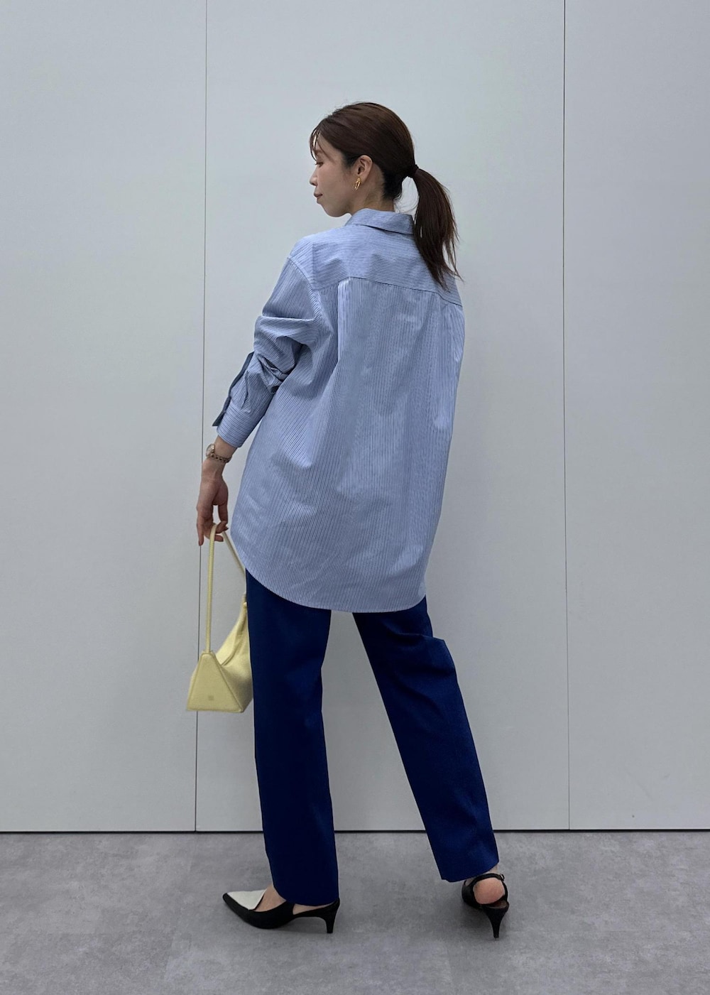 ブラック系のパンプス、ブルー系のシャツ/ブラウス、ブルー系のその他パンツを着用したレディースの春コーディネートの3枚目の写真