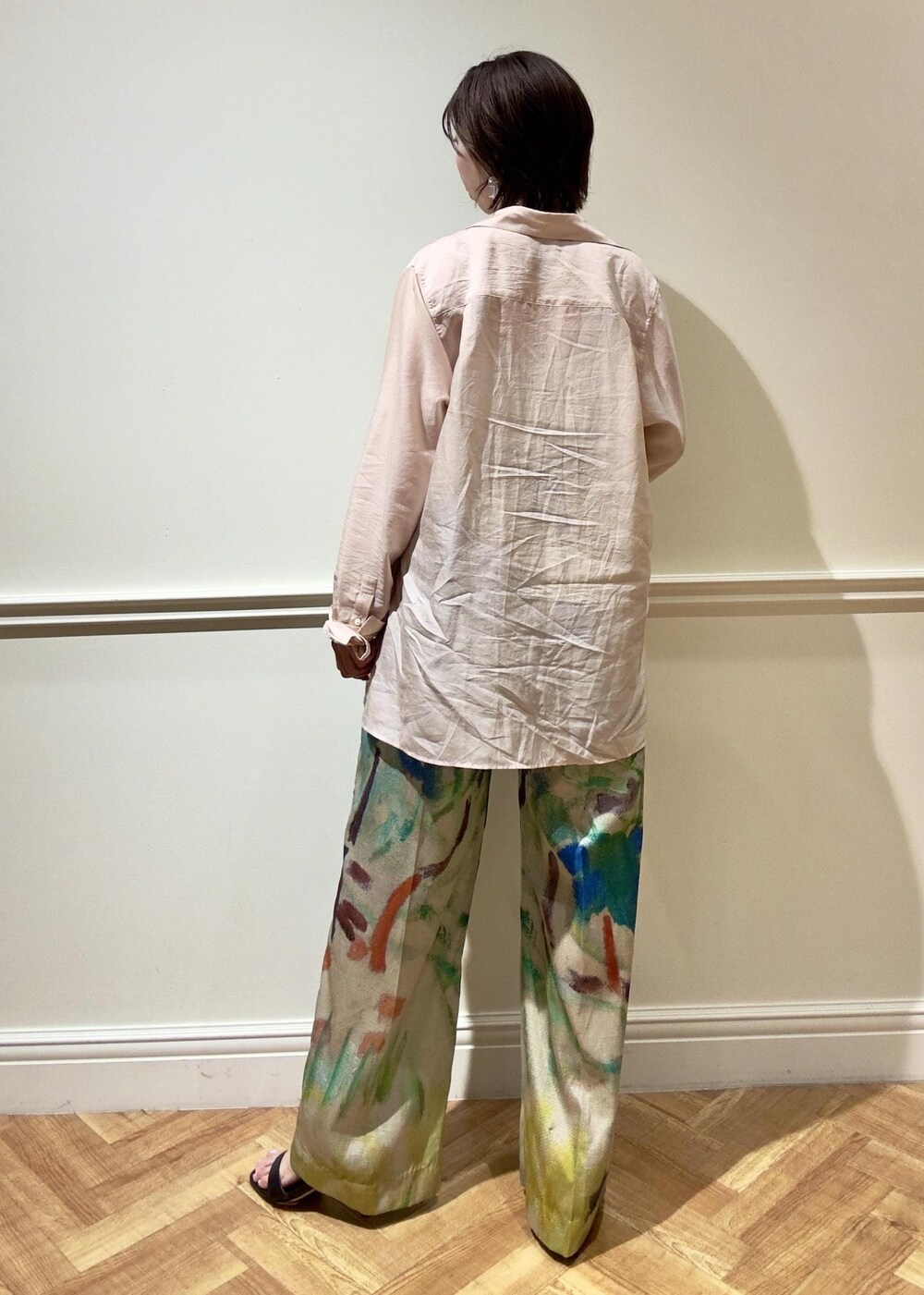 ブラック系のサンダル、シルバー系のキャミソール、ピンク系のシャツ/ブラウスを着用したレディースの夏コーディネートの3枚目の写真