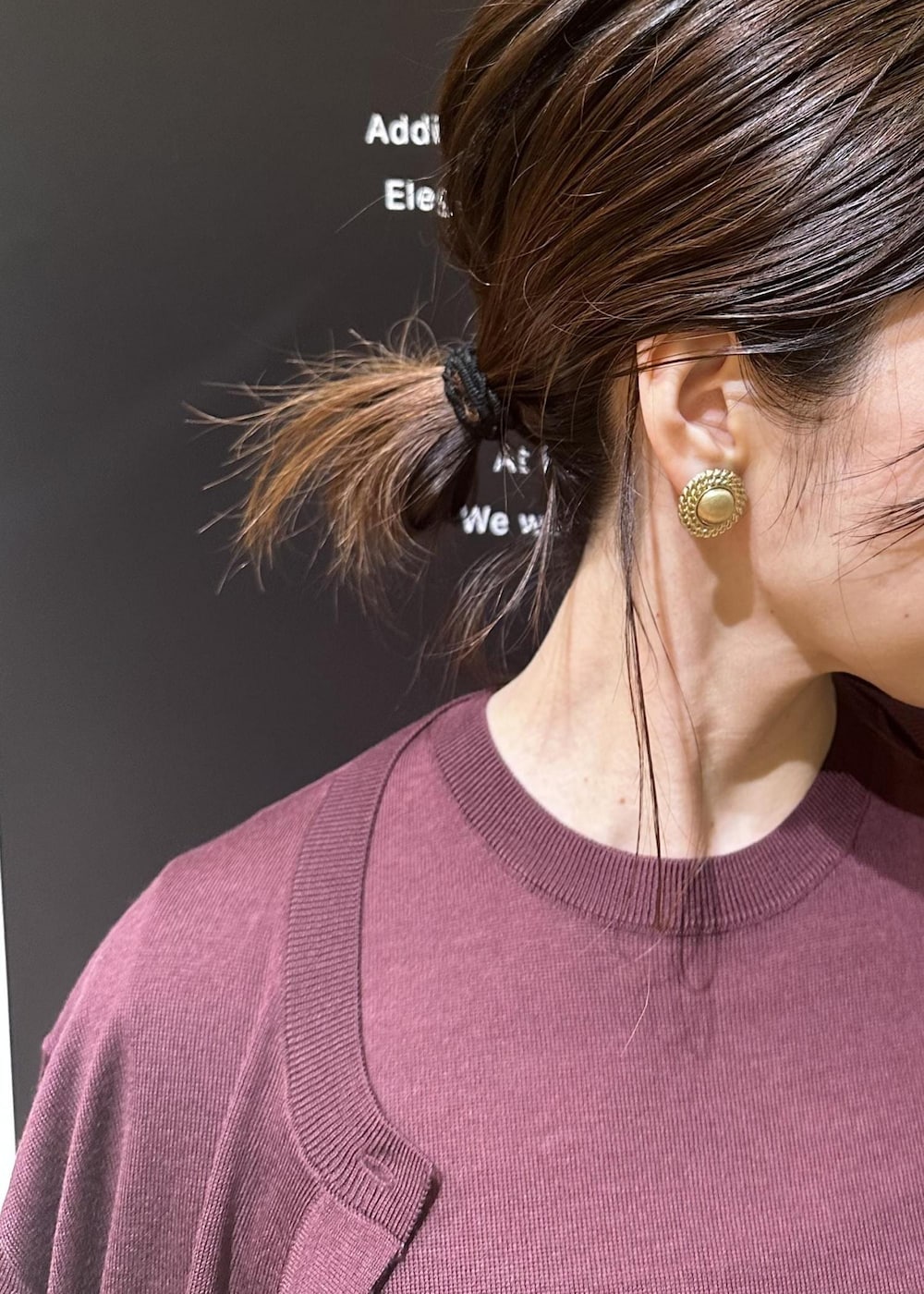 ベージュ系のパンプス、レッド系のニット/セーター、レッド系のカーディガン/ボレロを着用したレディースの夏コーディネートの4枚目の写真