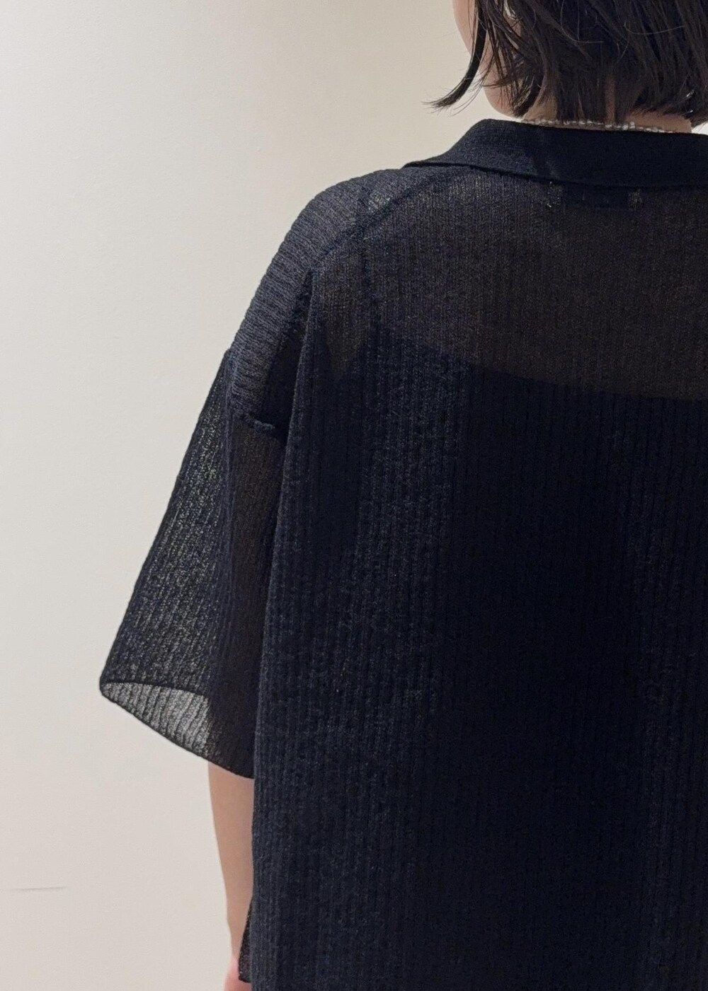 ベージュ系のトートバッグ、シルバー系のパンプス、ブラック系のカーディガン/ボレロを着用したレディースの夏コーディネートの5枚目の写真