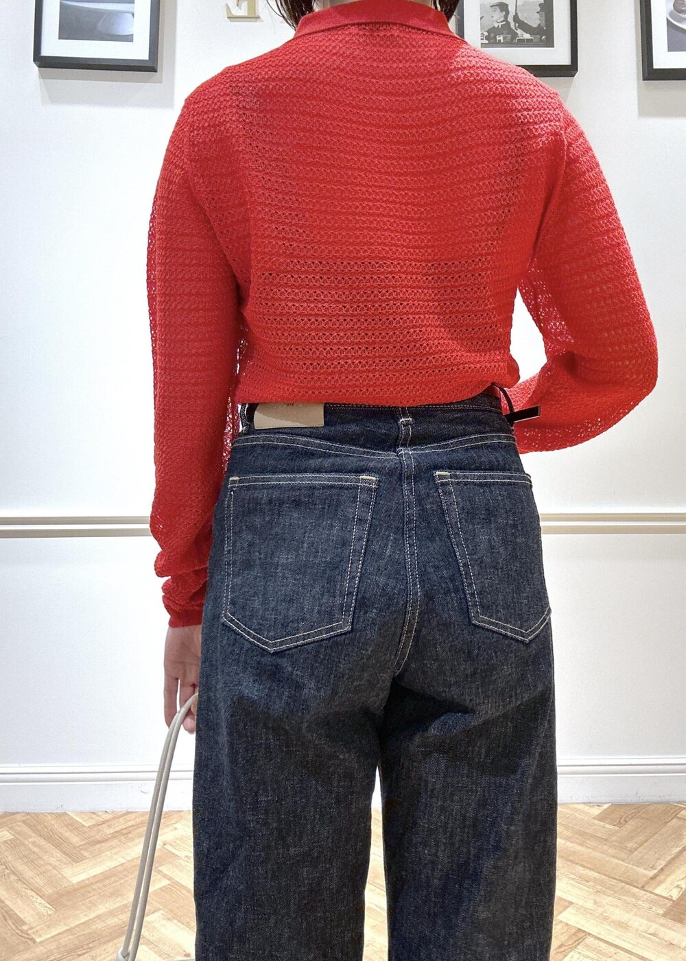 ブラック系のパンプス、ホワイト系のハンドバッグ、レッド系のカーディガン/ボレロを着用したレディースの冬コーディネートの5枚目の写真