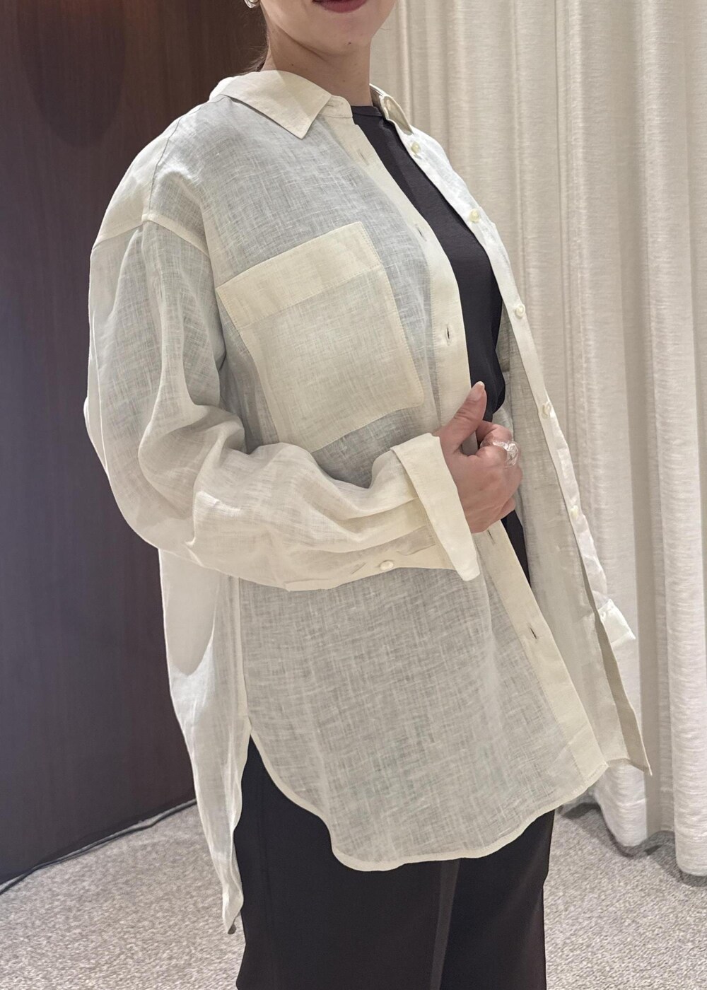 ホワイト系のシャツ/ブラウス、ブラック系のハンドバッグ、ブラウン系のTシャツ/カットソーを着用したレディースの春コーディネートの4枚目の写真