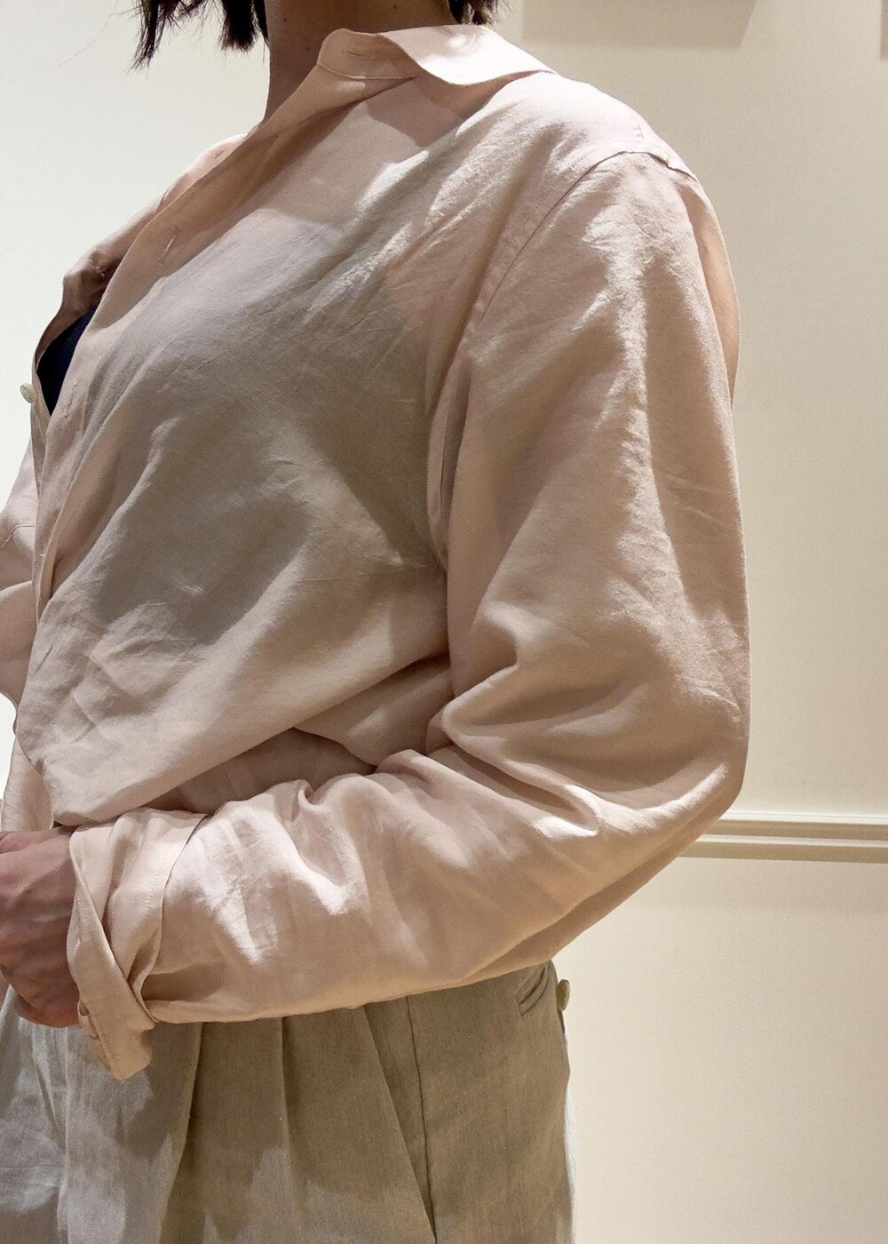 ブラック系のサンダル、ピンク系のシャツ/ブラウス、グレー系のその他パンツを着用したレディースの夏コーディネートの4枚目の写真