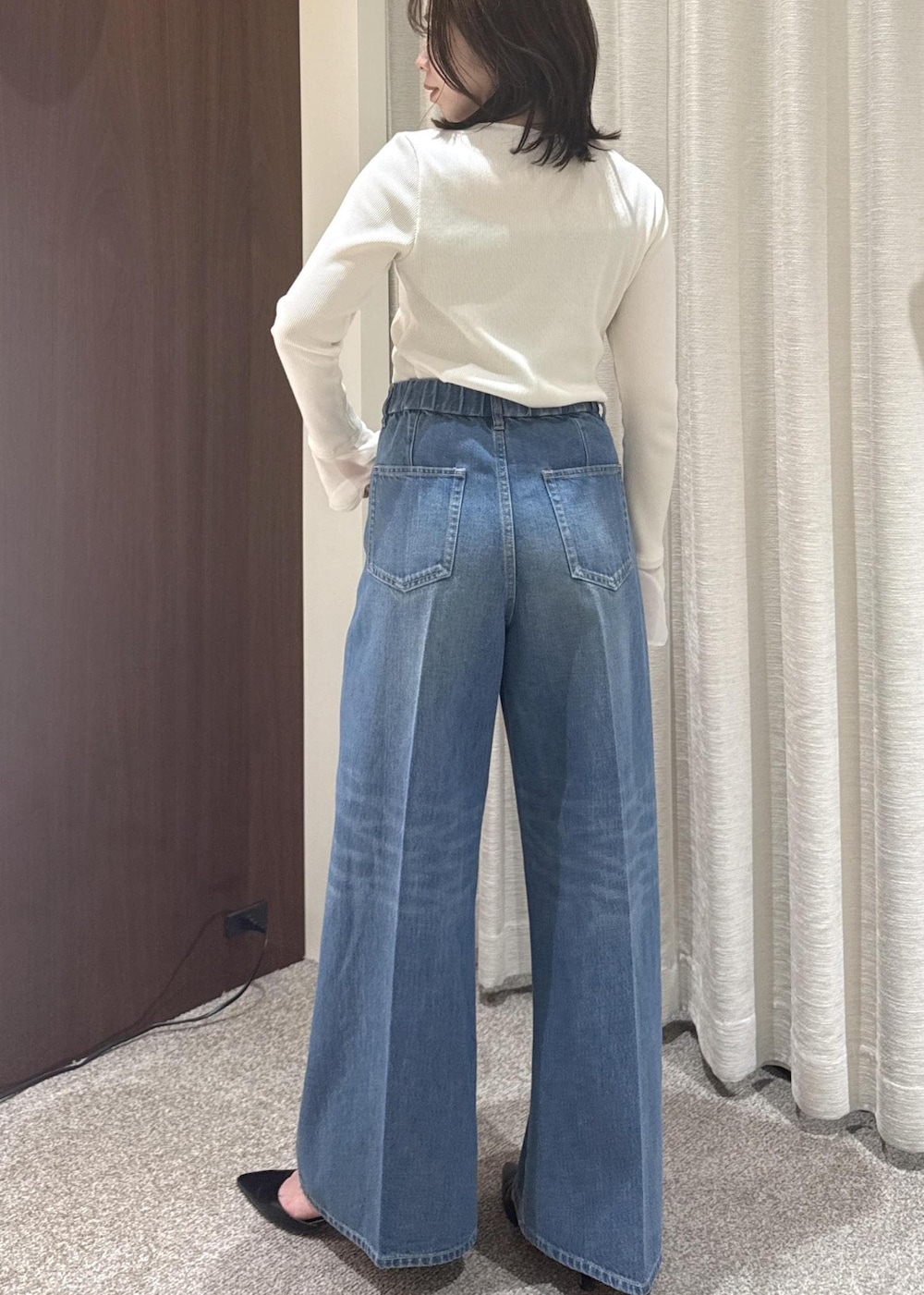 ブラック系のショルダーバッグ、ブルー系のデニムパンツ、ブルー系のデニムジャケットを着用したレディースの春コーディネートの5枚目の写真