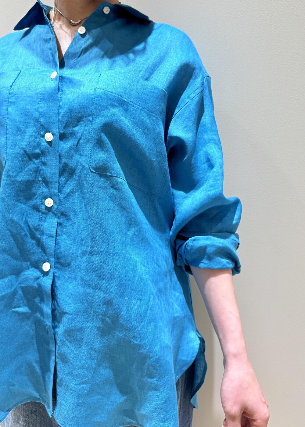ブルー系のデニムパンツ、ブラック系のサンダル、ブルー系のシャツ/ブラウスを着用したレディースの春コーディネートの4枚目の写真