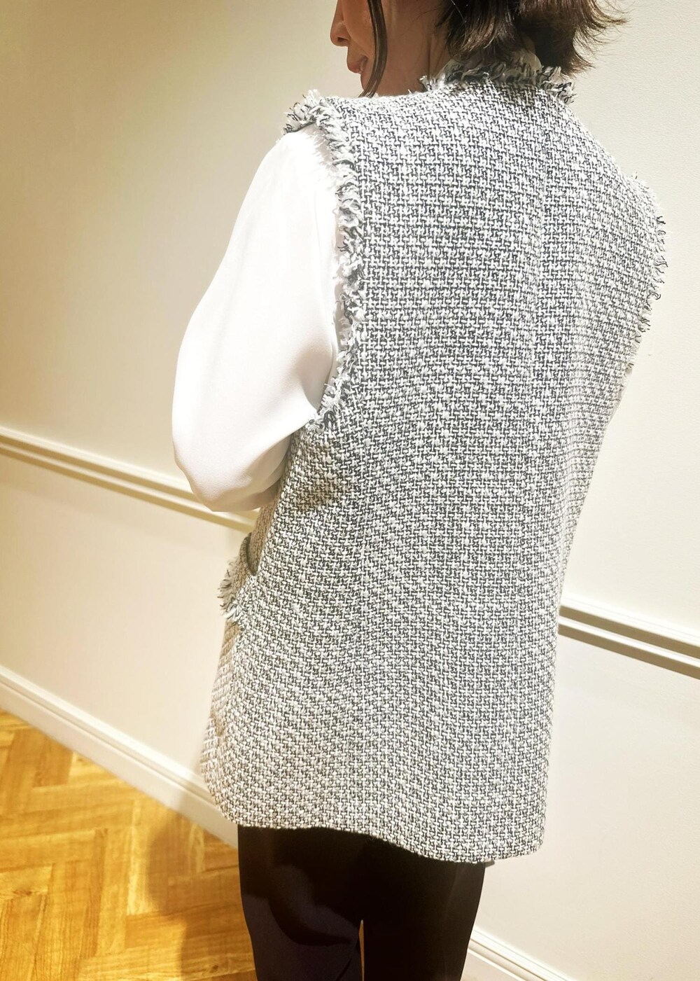 ブルー系のその他パンツ、ブルー系のハンドバッグ、ブラック系のパンプスを着用したレディースの冬コーディネートの5枚目の写真