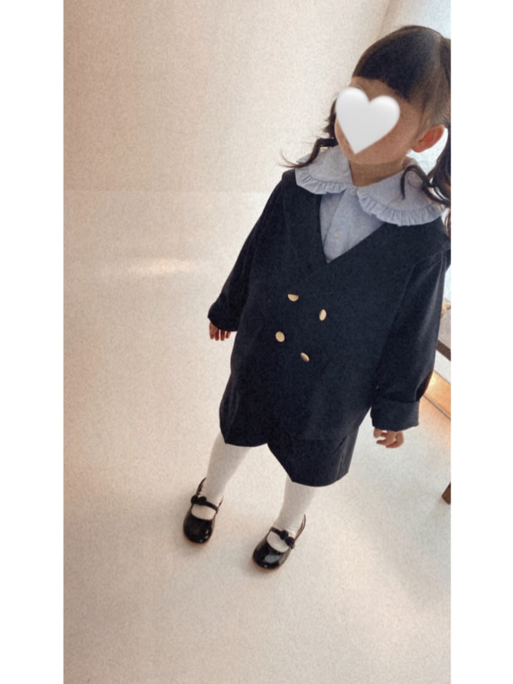 ブルー系のシャツ/ブラウス、ブルー系のテーラードジャケット、ブルー系のその他パンツを着用したキッズの春コーディネートの3枚目の写真