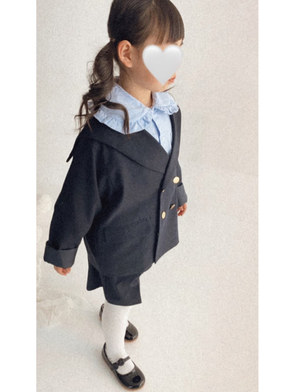 ブルー系のシャツ/ブラウス、ブルー系のテーラードジャケット、ブルー系のその他パンツを着用したキッズの春コーディネートの2枚目の写真