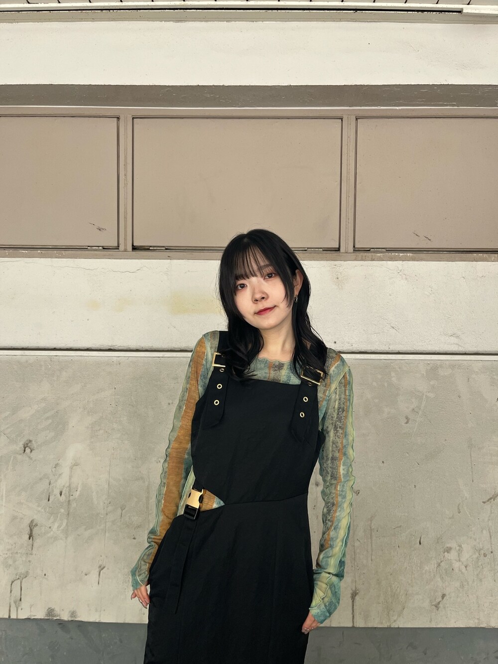 ブラック系のブーツ、その他のTシャツ/カットソー、ブラック系のワンピースを着用したレディースの秋コーディネートの5枚目の写真