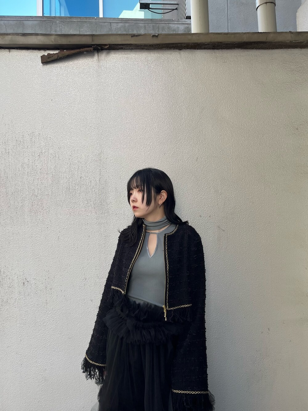 ブラック系のスカートを着用したレディースの秋コーディネートの5枚目の写真