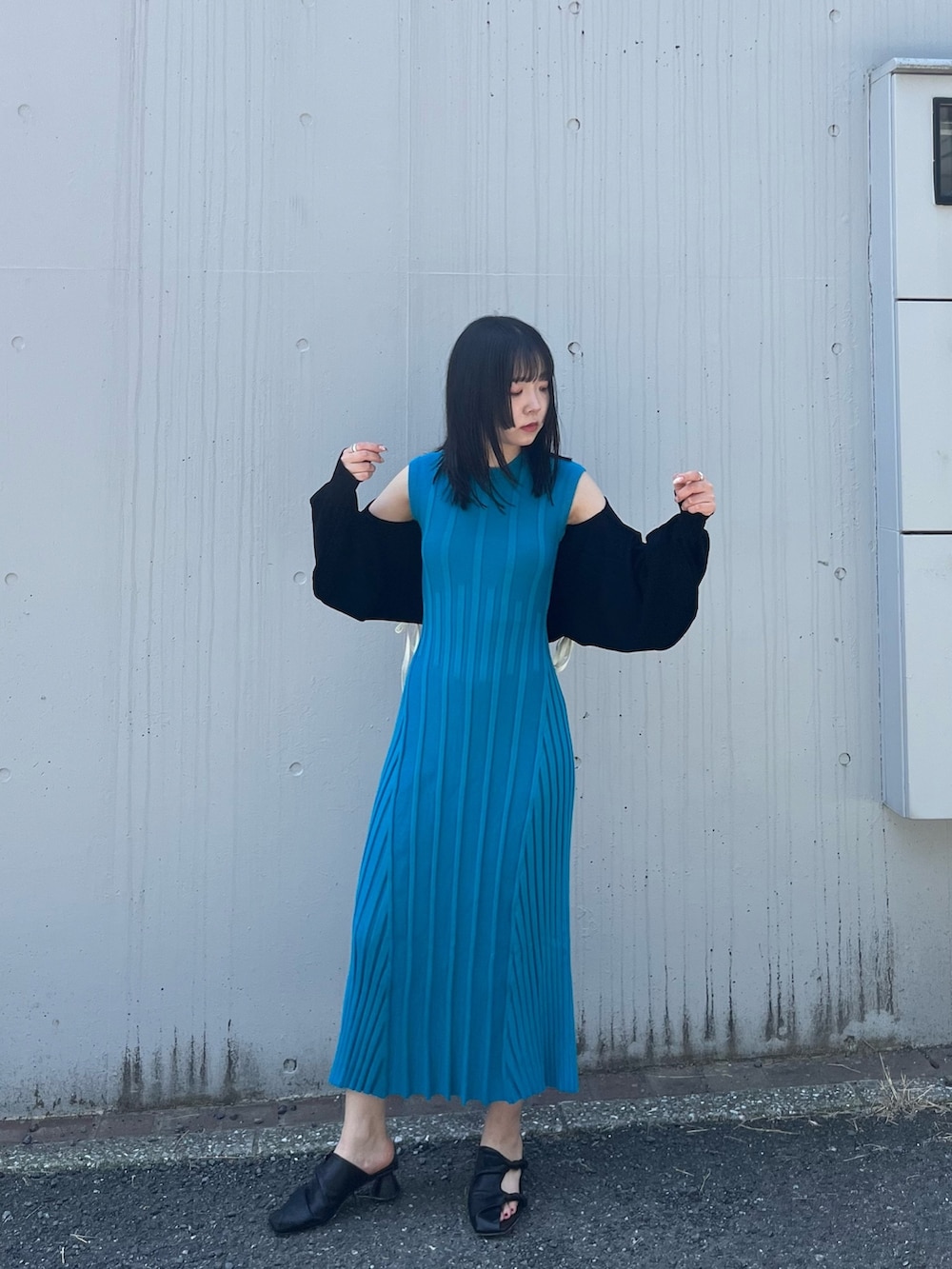 「シンプルコーデ、お洒落さんとつながりたい、春、春夏コーデ、ootd、骨格ウェーブ、ワンピース、休日スタイル、春服コーデ、155㎝コーデ」｜「CINOHの【CINOH/チノ】《STUDIOUS別注》ノースリーブニットドレス（ワンピース、ブルー系）」を使った、Risaさん（レディース・155cm）の春コーディネートの4枚目の写真