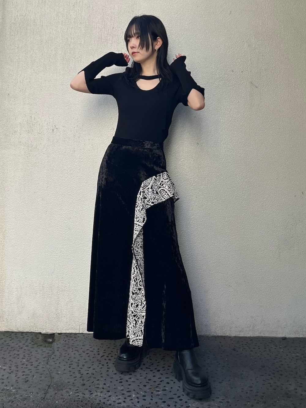 ブラック系のニット/セーター、ブラック系のスカートを着用したレディースの秋コーディネートの3枚目の写真