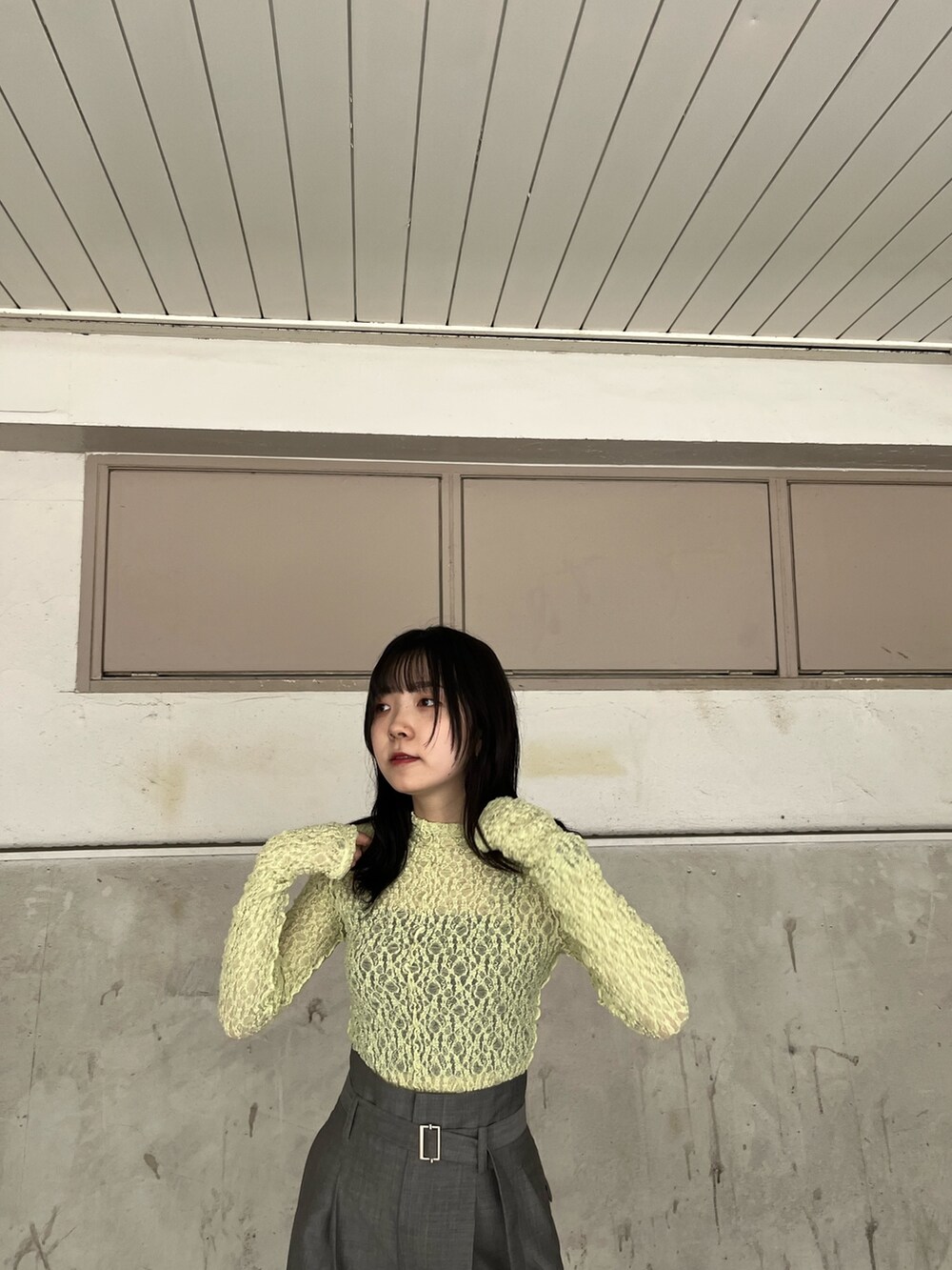 グリーン系のTシャツ/カットソー、グレー系のその他パンツ、ブラック系のブーツを着用したレディースの秋コーディネートの4枚目の写真