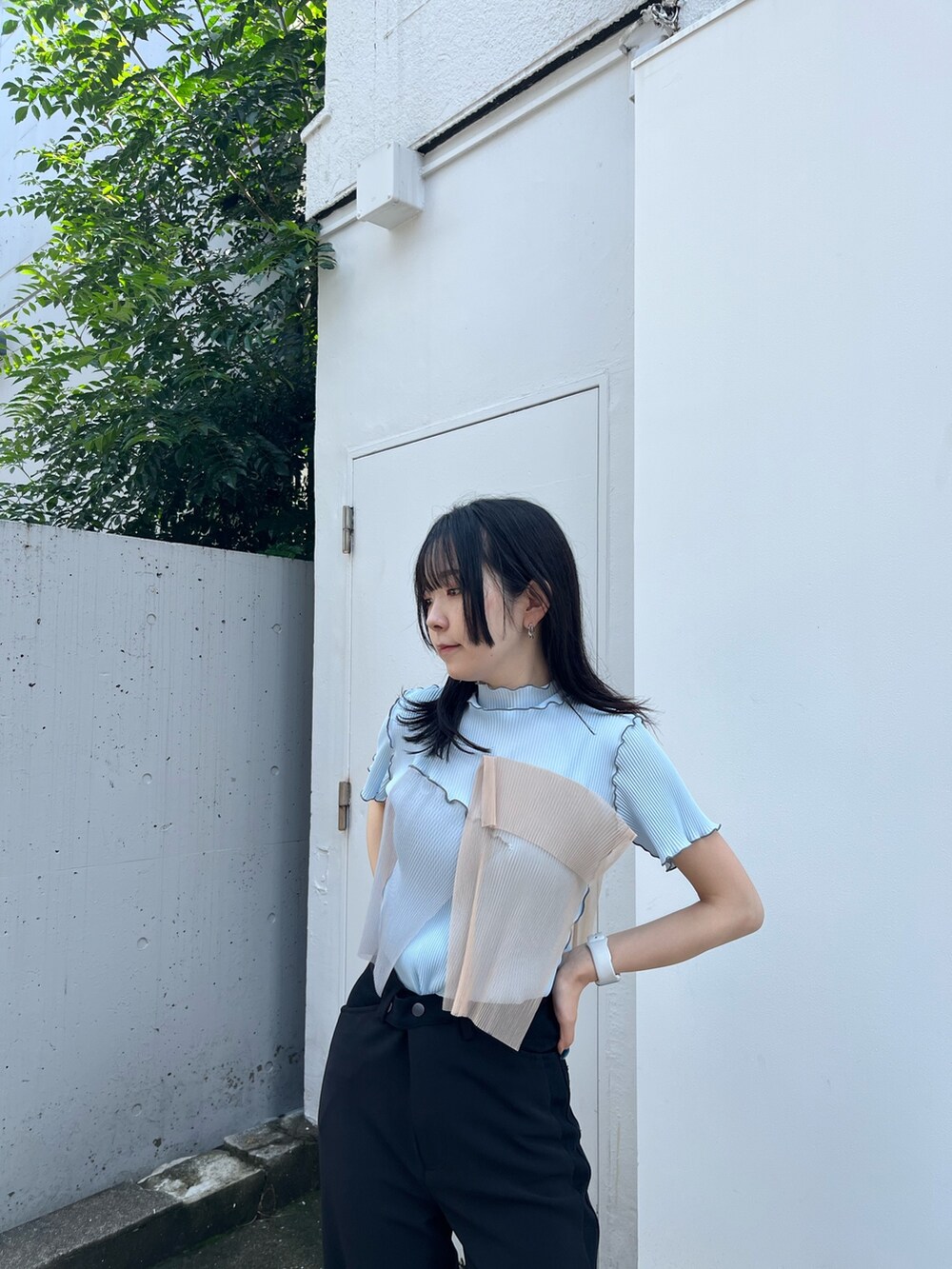 ブルー系のTシャツ/カットソー、ブラック系のスラックスを着用したレディースの夏コーディネートの4枚目の写真