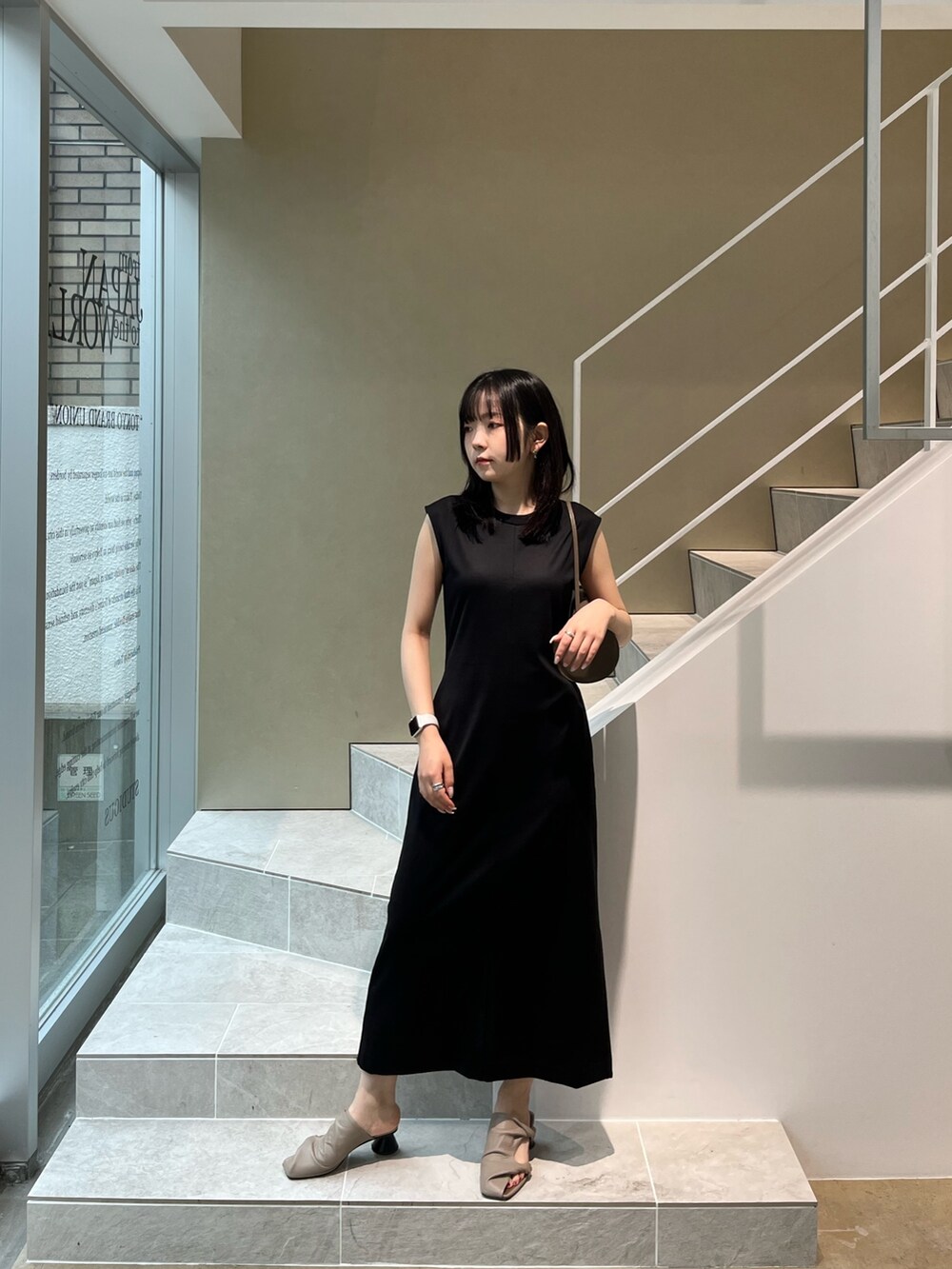 「シンプルコーデ、キレイめカジュアル、お洒落さんとつながりたい、お出かけコーデ、休日スタイル、黒、オトナカワイイ、大人女子、155㎝コーデ、骨格ウェーブ」｜「CINOHの【CINOH/チノ】《STUDIOUS別注》ジャージードレス（ワンピース、ブラック系）」を使った、Risaさん（レディース・155cm）の春コーディネートの3枚目の写真
