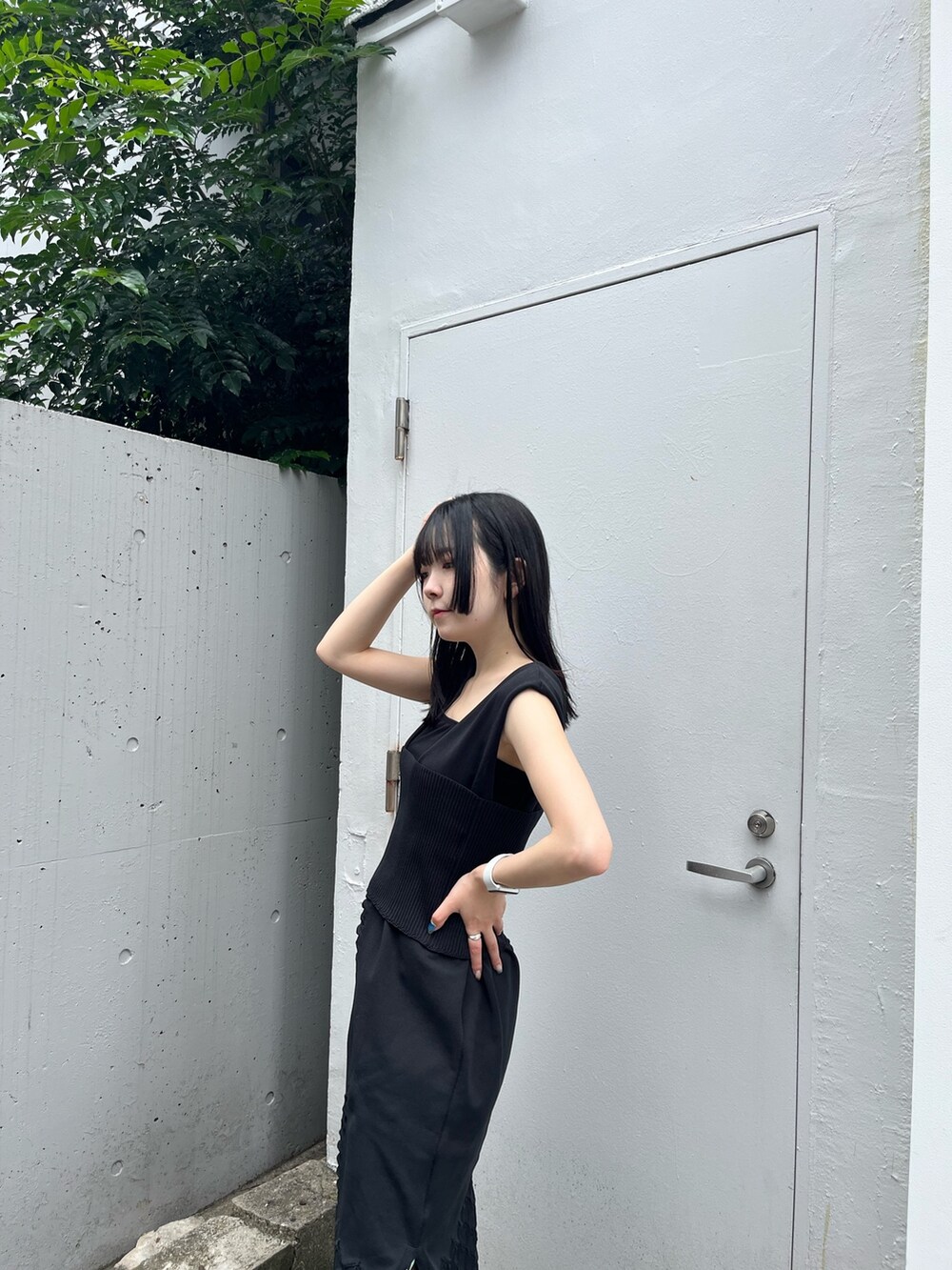 ブラック系のドレスを着用したレディースの夏コーディネートの5枚目の写真