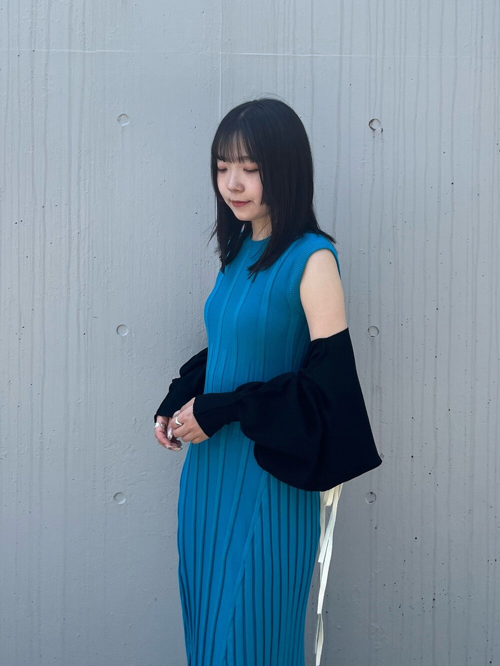 「シンプルコーデ、お洒落さんとつながりたい、春、春夏コーデ、ootd、骨格ウェーブ、ワンピース、休日スタイル、春服コーデ、155㎝コーデ」｜「CINOHの【CINOH/チノ】《STUDIOUS別注》ノースリーブニットドレス（ワンピース、ブルー系）」を使った、Risaさん（レディース・155cm）の春コーディネートの5枚目の写真
