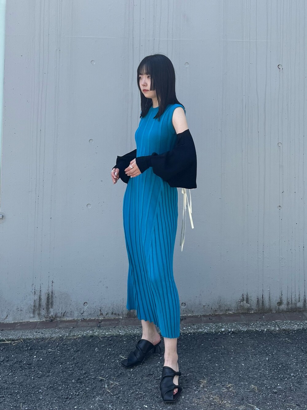 「シンプルコーデ、お洒落さんとつながりたい、春、春夏コーデ、ootd、骨格ウェーブ、ワンピース、休日スタイル、春服コーデ、155㎝コーデ」｜「CINOHの【CINOH/チノ】《STUDIOUS別注》ノースリーブニットドレス（ワンピース、ブルー系）」を使った、Risaさん（レディース・155cm）の春コーディネートの2枚目の写真