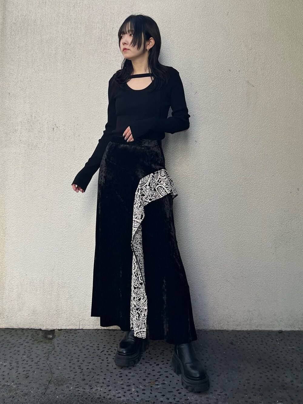 ブラック系のニット/セーター、ブラック系のスカートを着用したレディースの秋コーディネートの2枚目の写真