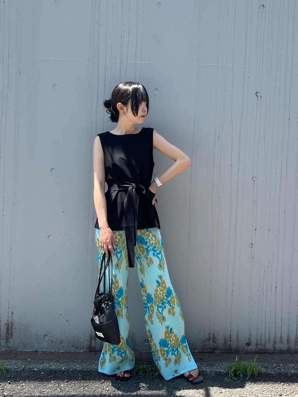 ブラック系のTシャツ/カットソー、ブルー系のその他パンツ、ブラック系のハンドバッグを着用したレディースの夏コーディネートの3枚目の写真
