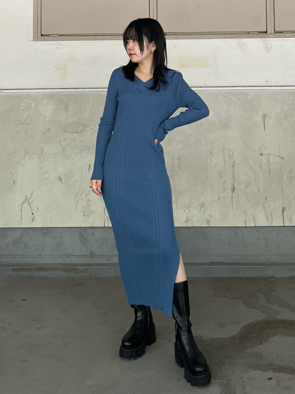 ブルー系のワンピース、ブラック系のブーツを着用したレディースの秋コーディネートの3枚目の写真