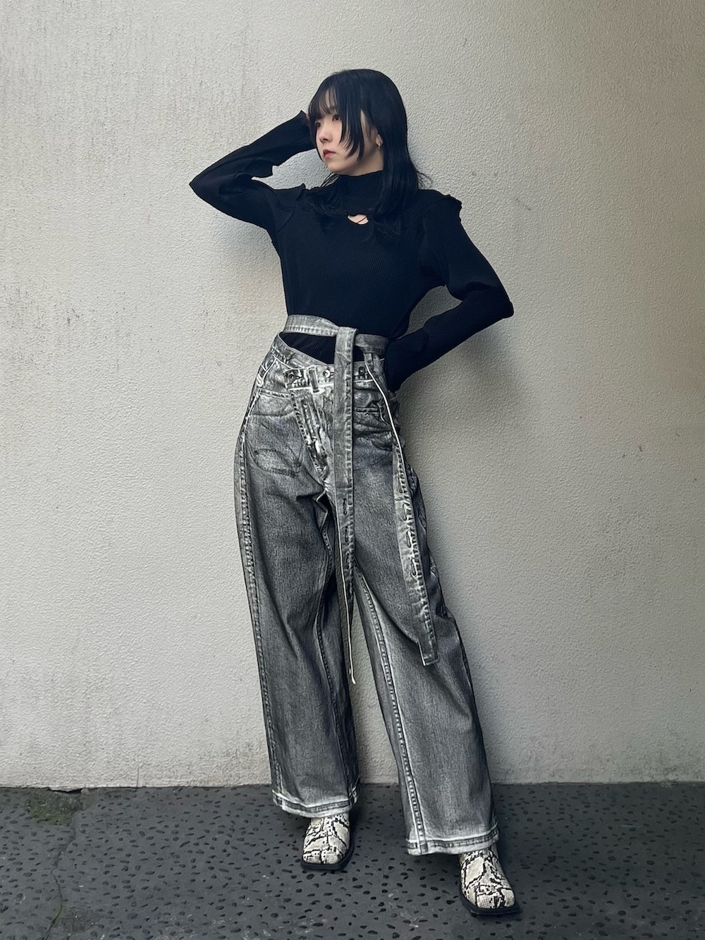 ブラック系のTシャツ/カットソーを着用したレディースの秋コーディネートの2枚目の写真