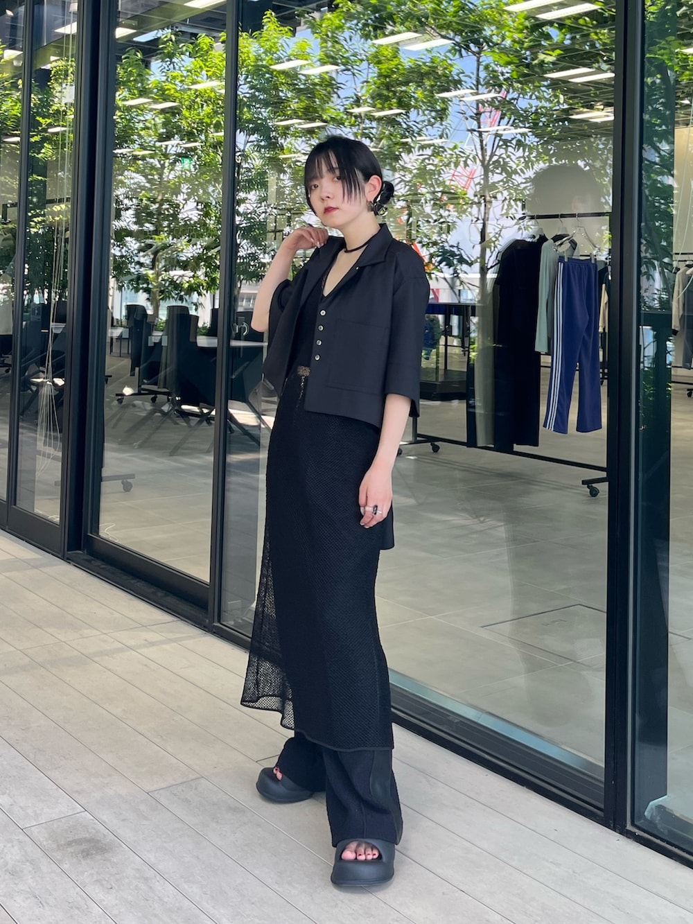 ブラック系のシャツ/ブラウス、ブラック系のスラックスを着用したレディースの夏コーディネートの3枚目の写真