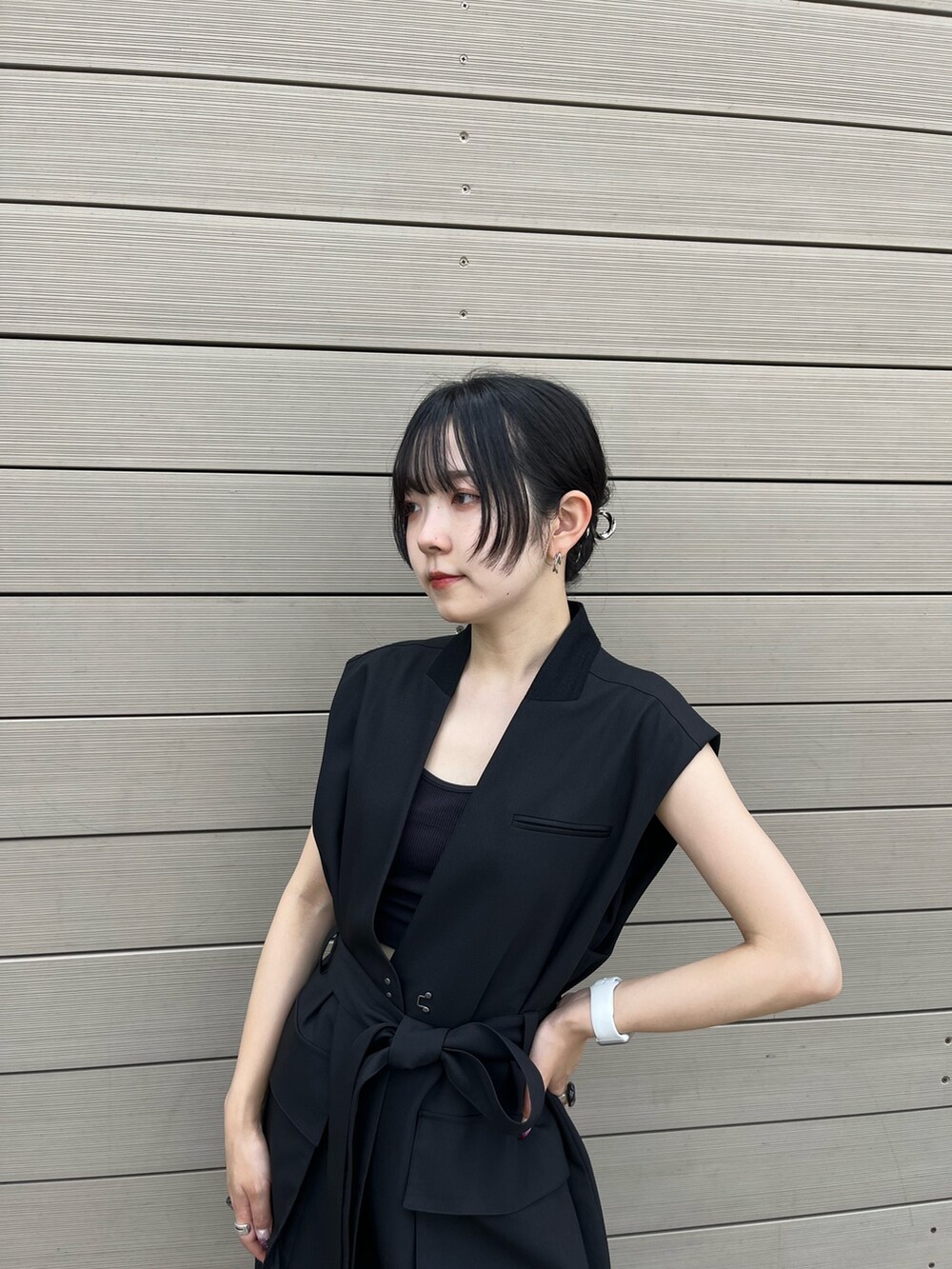 ブラック系のベスト、ブラック系のその他パンツ、ブラック系のブーツを着用したレディースの夏コーディネートの4枚目の写真