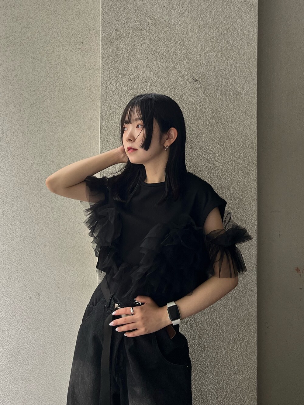 ブラック系のデニムパンツ、ブラック系のTシャツ/カットソー、ブラック系のショルダーバッグを着用したレディースの夏コーディネートの5枚目の写真