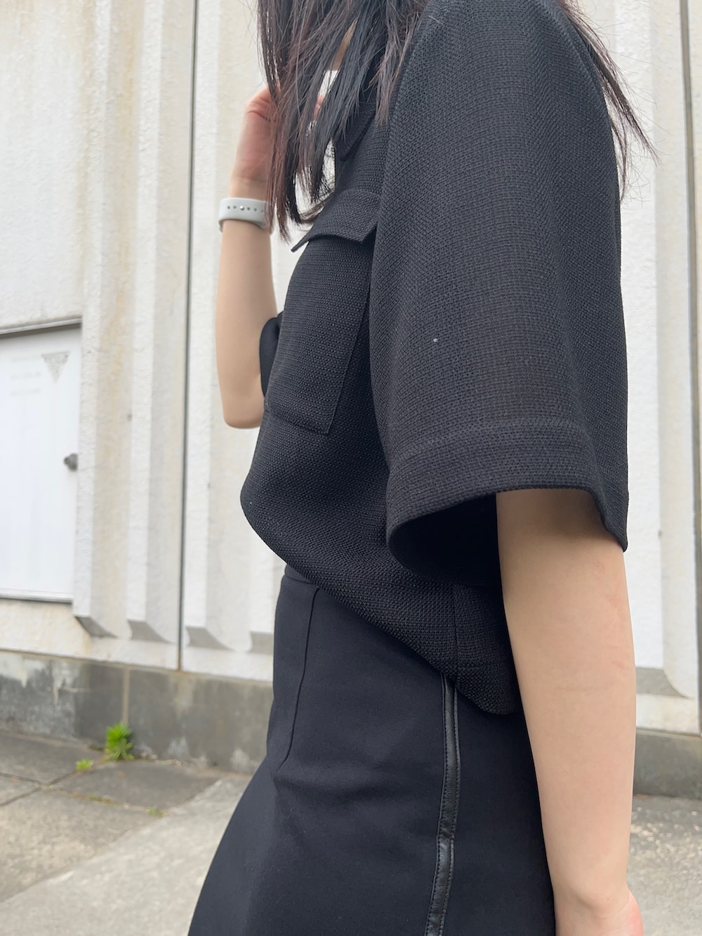 ブラック系のスカート、ブラック系のシャツ/ブラウス、ブラック系のサンダルを着用したレディースの春コーディネートの5枚目の写真