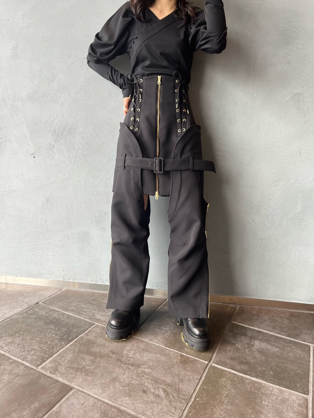 ブラック系のその他パンツ、ブラック系のブーツを着用したレディースの秋コーディネートの2枚目の写真