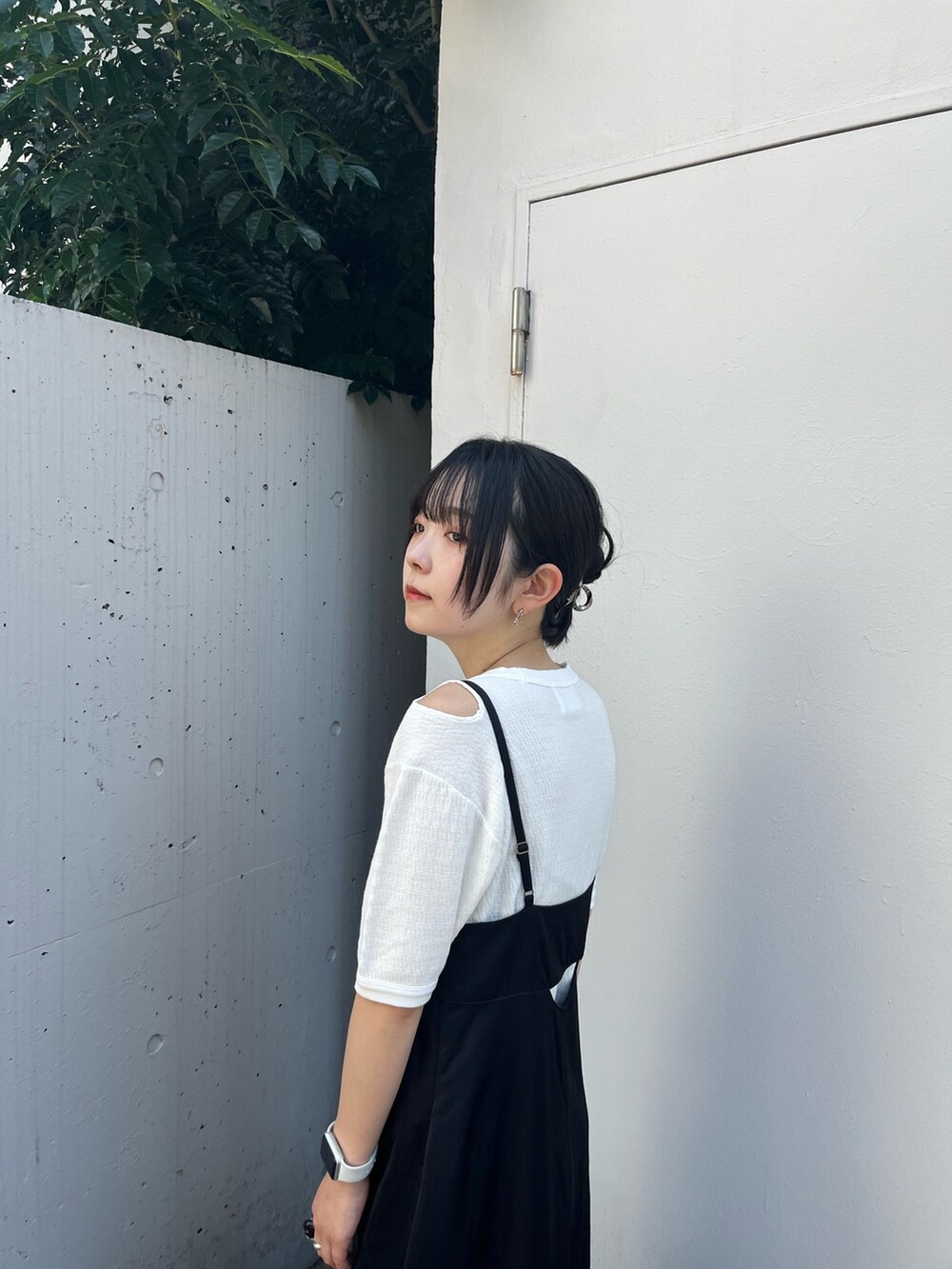 ブラック系のワンピース、ホワイト系のTシャツ/カットソーを着用したレディースの夏コーディネートの4枚目の写真