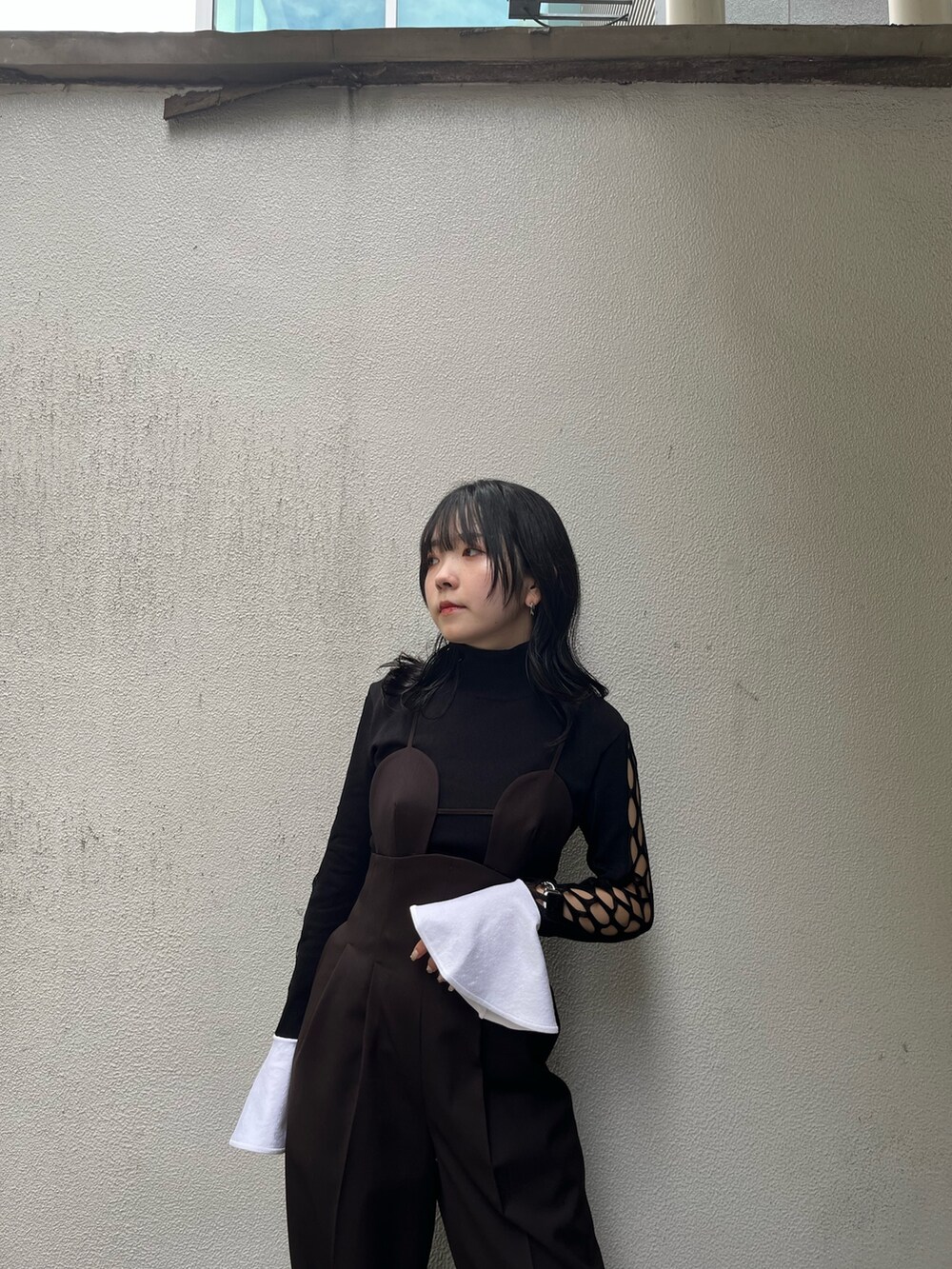 ブラック系のブーツを着用したレディースの秋コーディネートの5枚目の写真