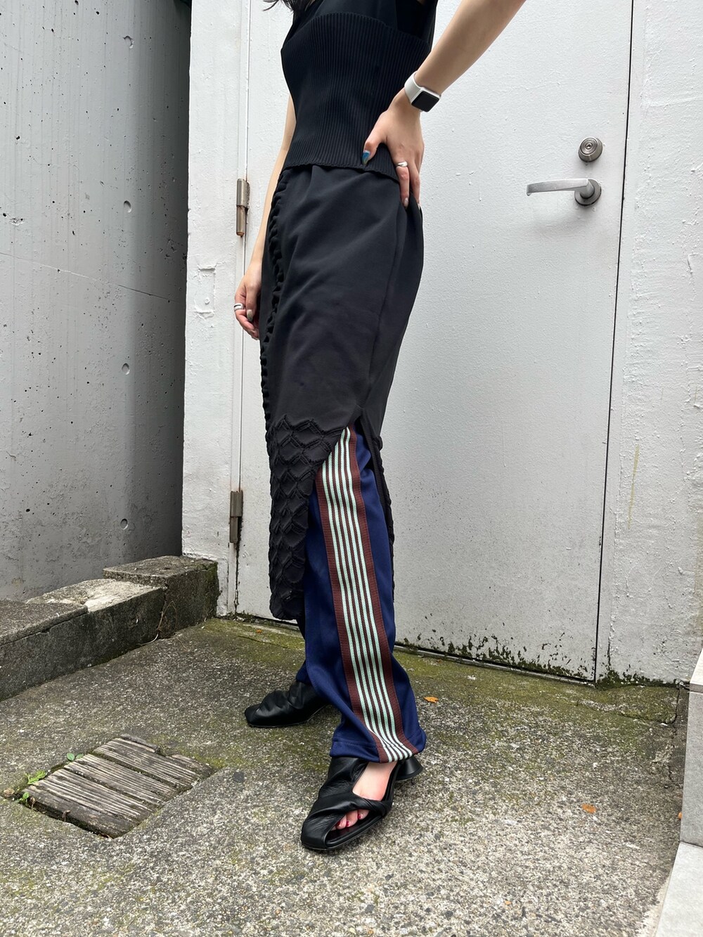 ブラック系のドレスを着用したレディースの夏コーディネートの4枚目の写真