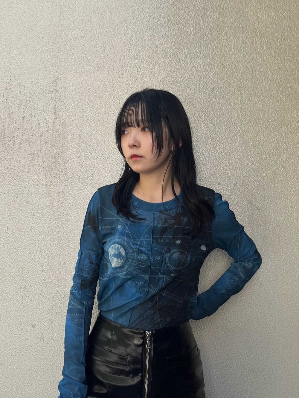 ブラック系のスカート、ブルー系のTシャツ/カットソー、ブラック系のブーツを着用したレディースの秋コーディネートの5枚目の写真