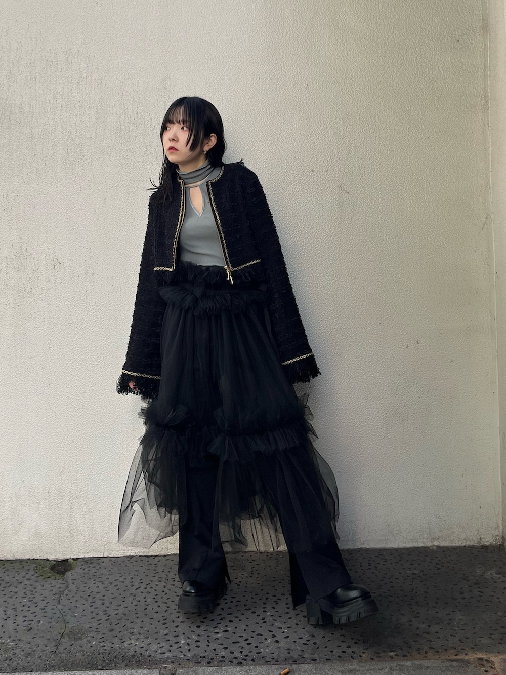 ブラック系のスカートを着用したレディースの秋コーディネートの3枚目の写真