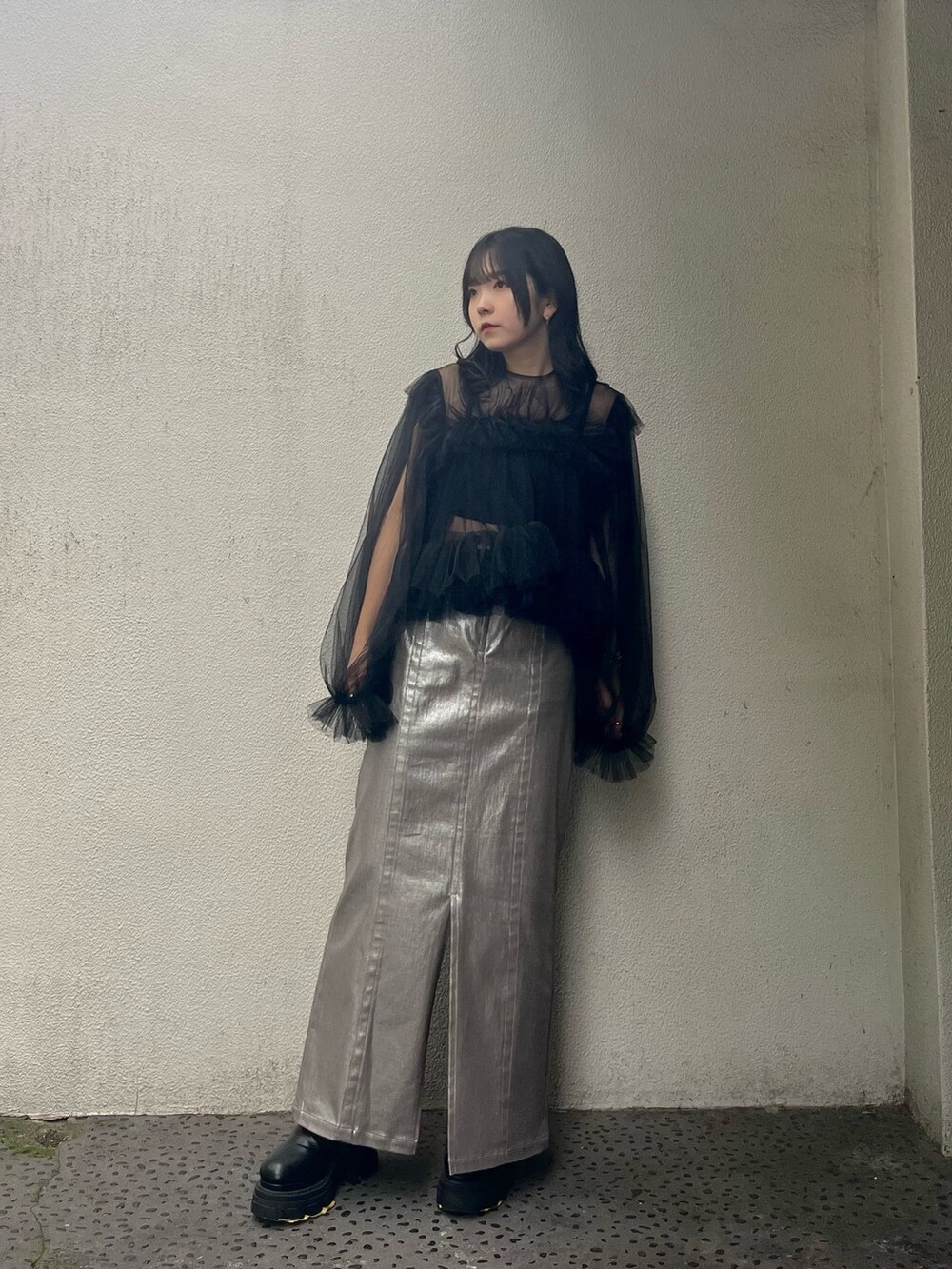 ブラック系のシャツ/ブラウス、シルバー系のスカート、ブラック系のブーツを着用したレディースの秋コーディネートの4枚目の写真