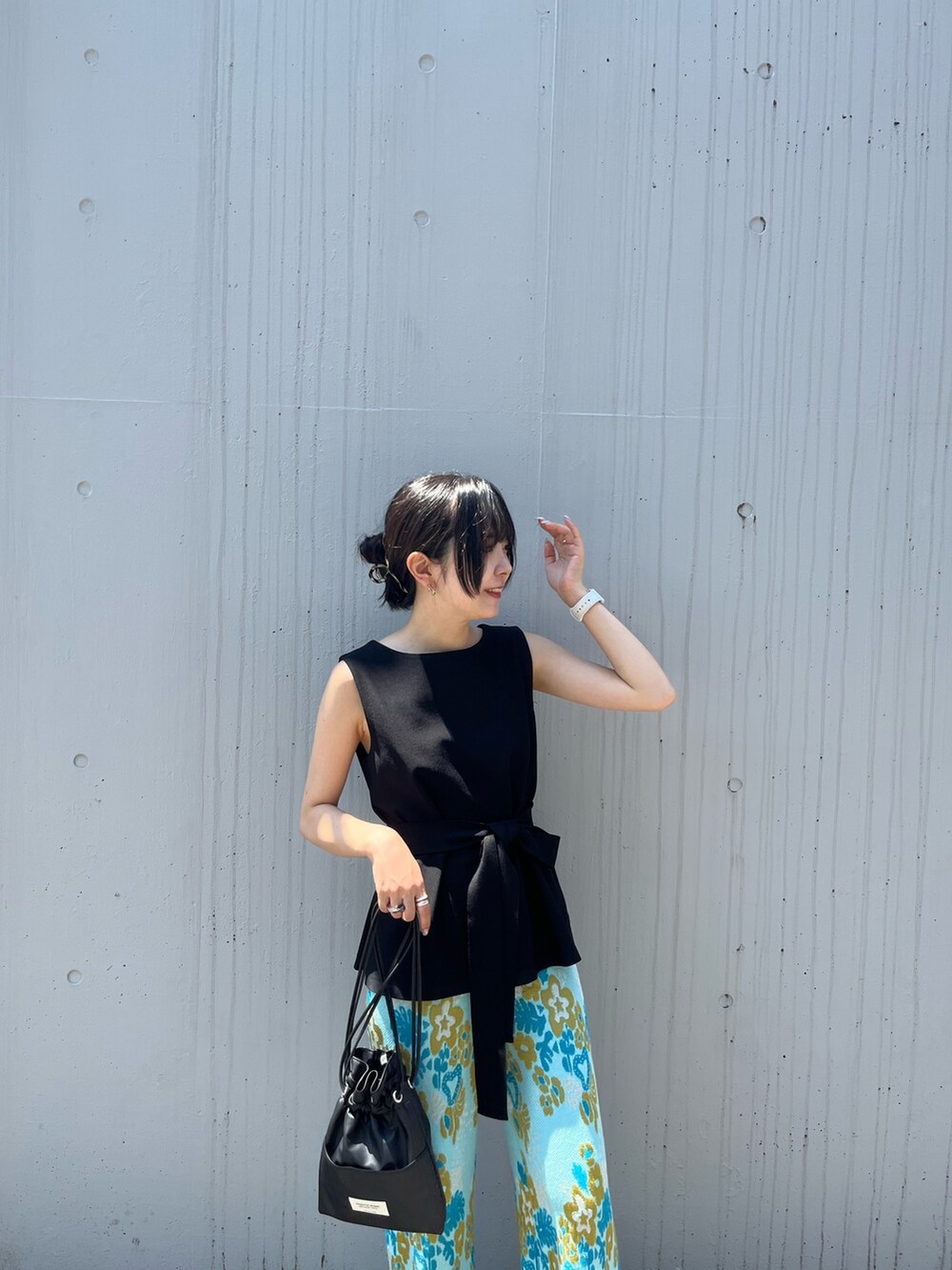 ブラック系のTシャツ/カットソー、ブルー系のその他パンツ、ブラック系のハンドバッグを着用したレディースの夏コーディネートの5枚目の写真