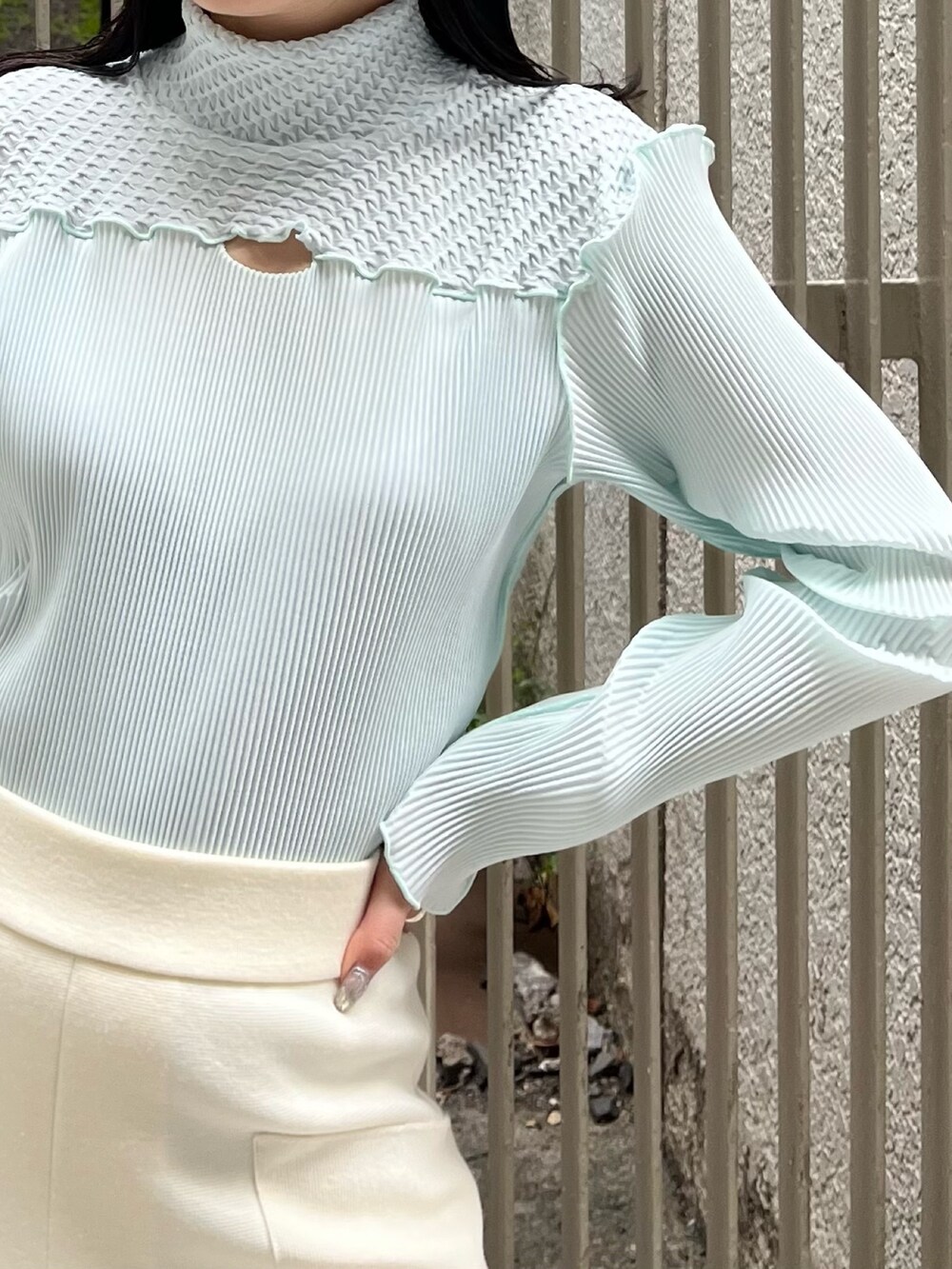ブルー系のTシャツ/カットソー、ベージュ系のスカート、その他のブーツを着用したレディースの冬コーディネートの4枚目の写真