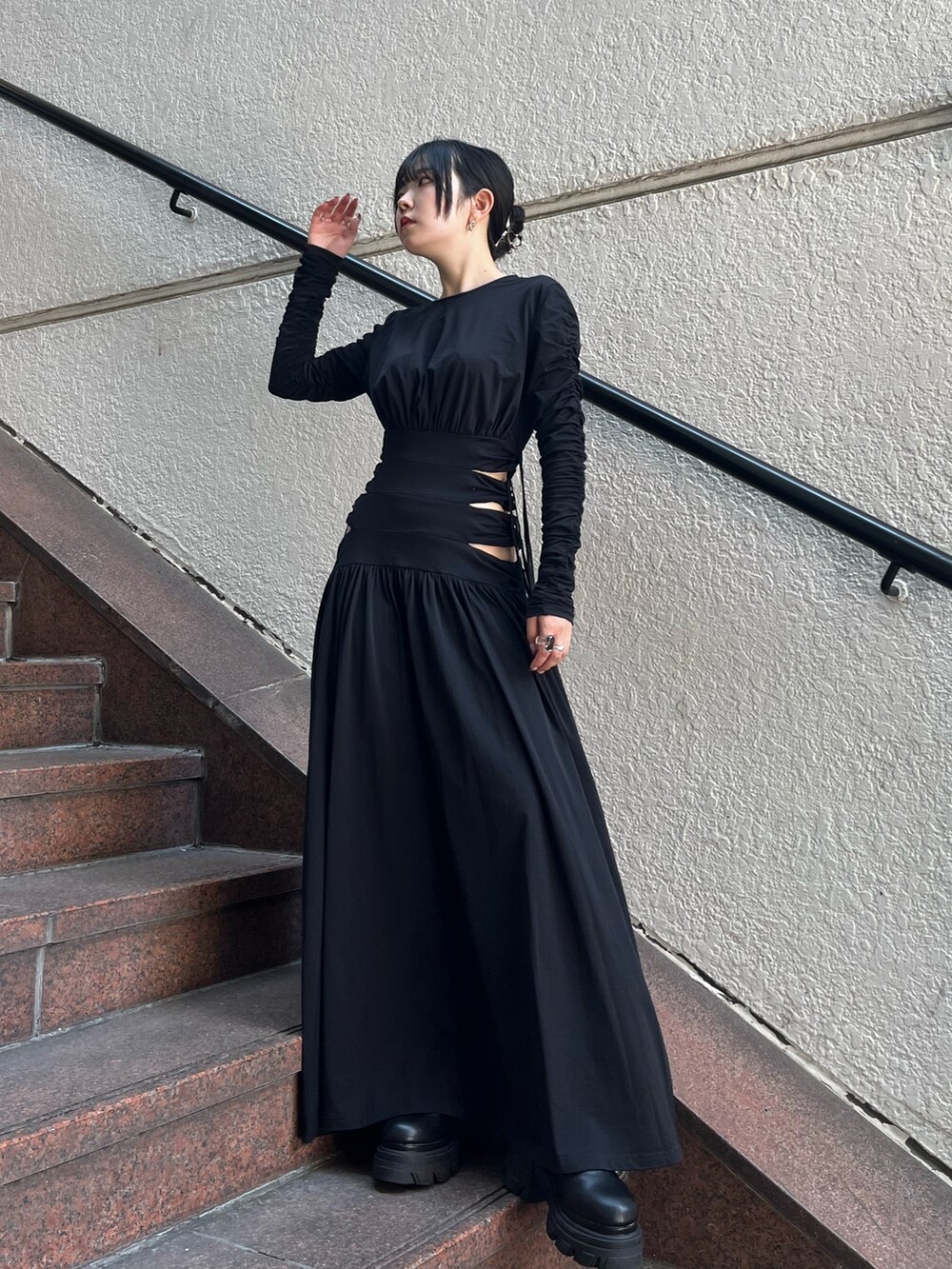 「厚底シューズ、秋先取りコーデ、オトナ女子、秋服コーデ、お洒落さんとつながりたい、モノトーンコーデ、秋、秋服準備はじめました、骨格ウェーブ、ブルベ夏」｜「STUDIOUSの【STUDIOUS/ステュディオス】サイドゴアミドルブーツ〈厚底〉（ブーツ、ブラック系）」を使った、Risaさん（レディース・155cm）の夏コーディネートの2枚目の写真
