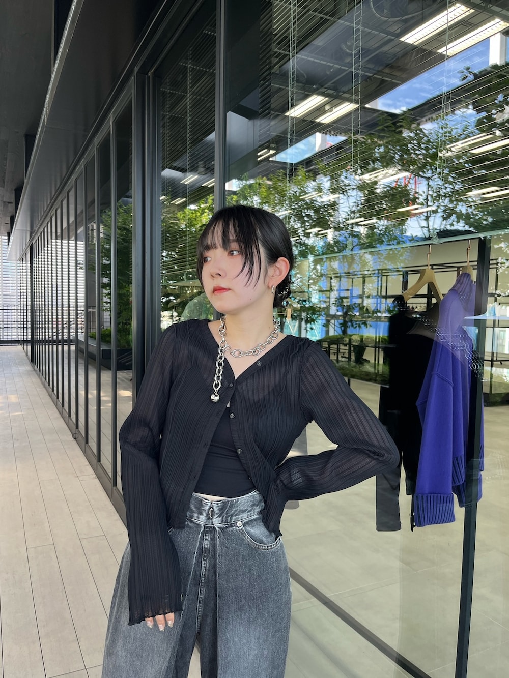 ブラック系のカーディガン/ボレロ、ブラック系のデニムパンツを着用したレディースの秋コーディネートの3枚目の写真