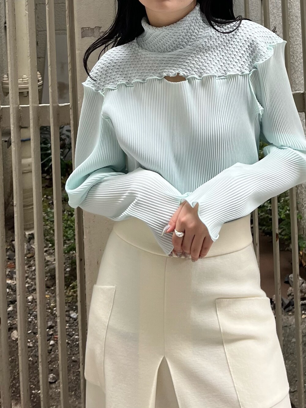 ブルー系のTシャツ/カットソー、ベージュ系のスカート、その他のブーツを着用したレディースの冬コーディネートの5枚目の写真