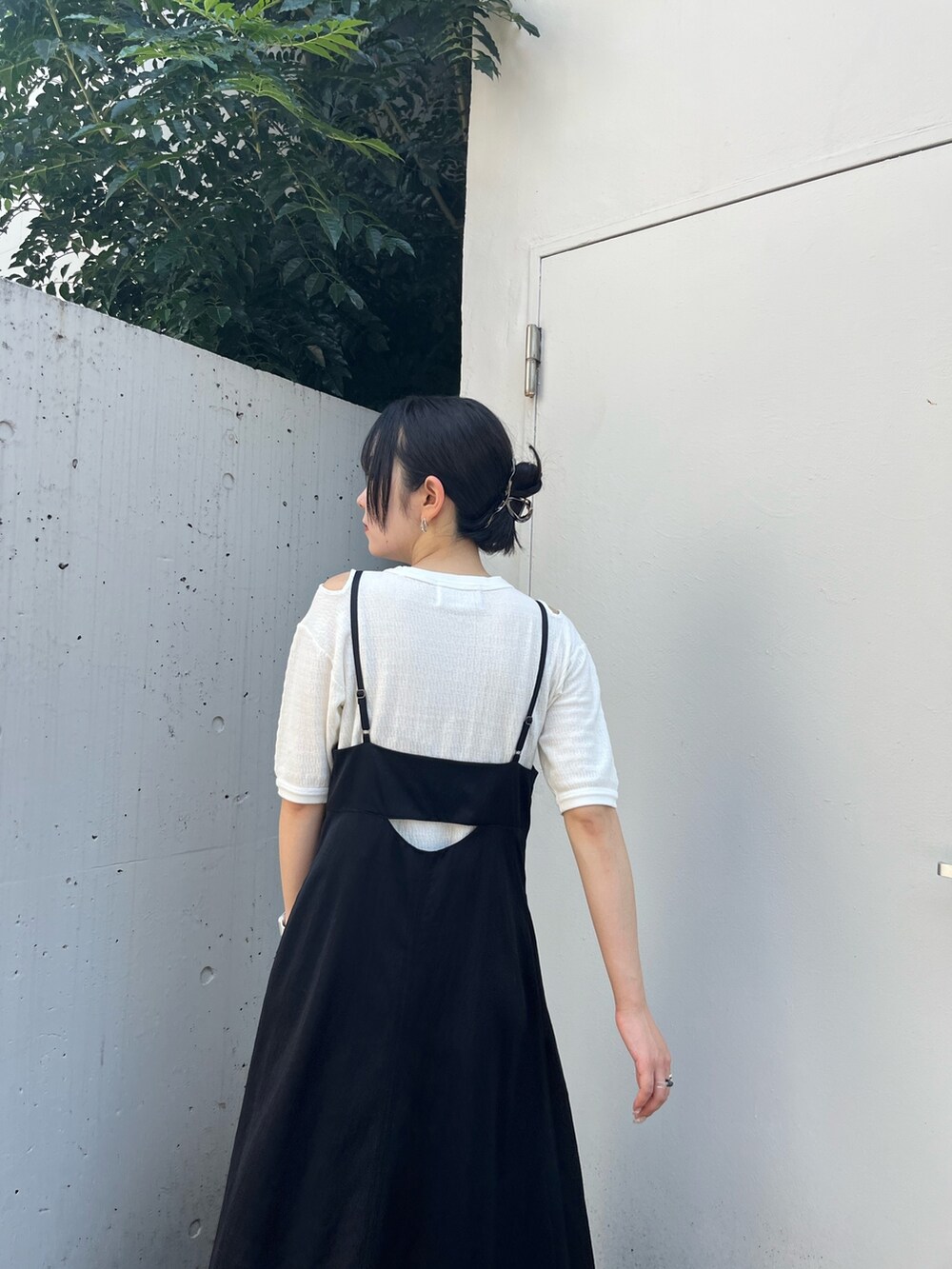 ブラック系のワンピース、ホワイト系のTシャツ/カットソーを着用したレディースの夏コーディネートの5枚目の写真