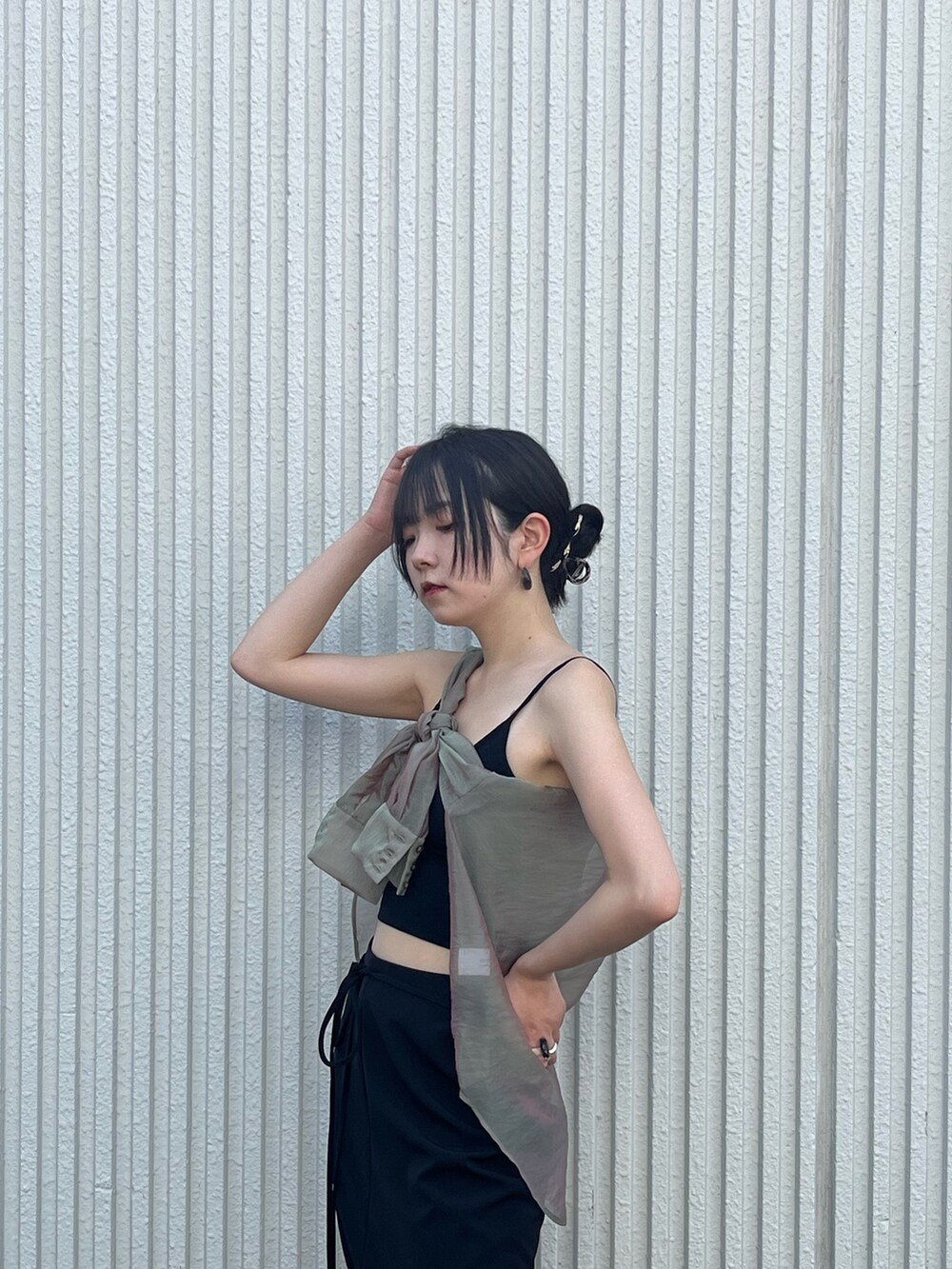 ブラック系のスカート、グリーン系のシャツ/ブラウスを着用したレディースの夏コーディネートの2枚目の写真