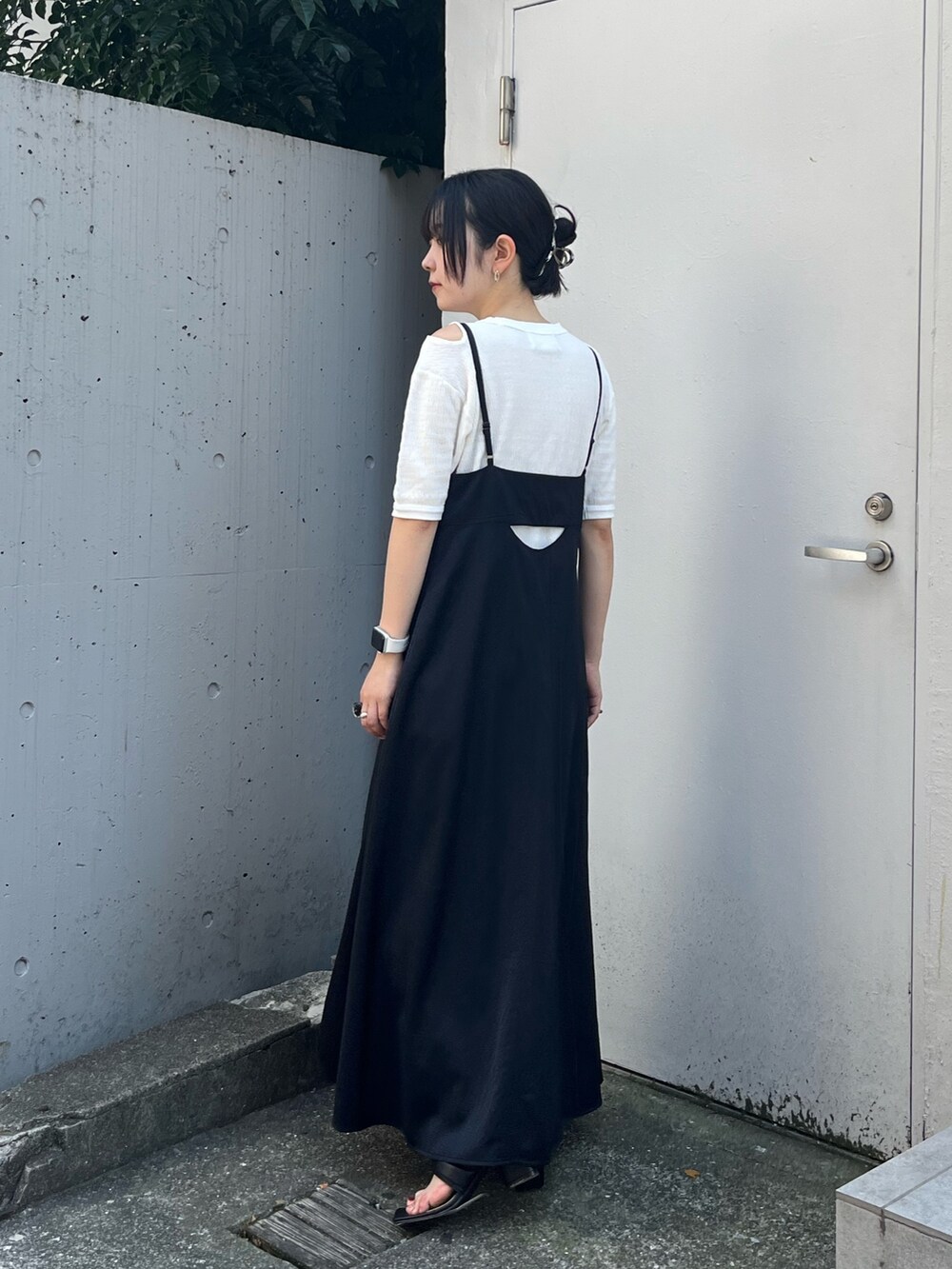 ブラック系のワンピース、ホワイト系のTシャツ/カットソーを着用したレディースの夏コーディネートの2枚目の写真