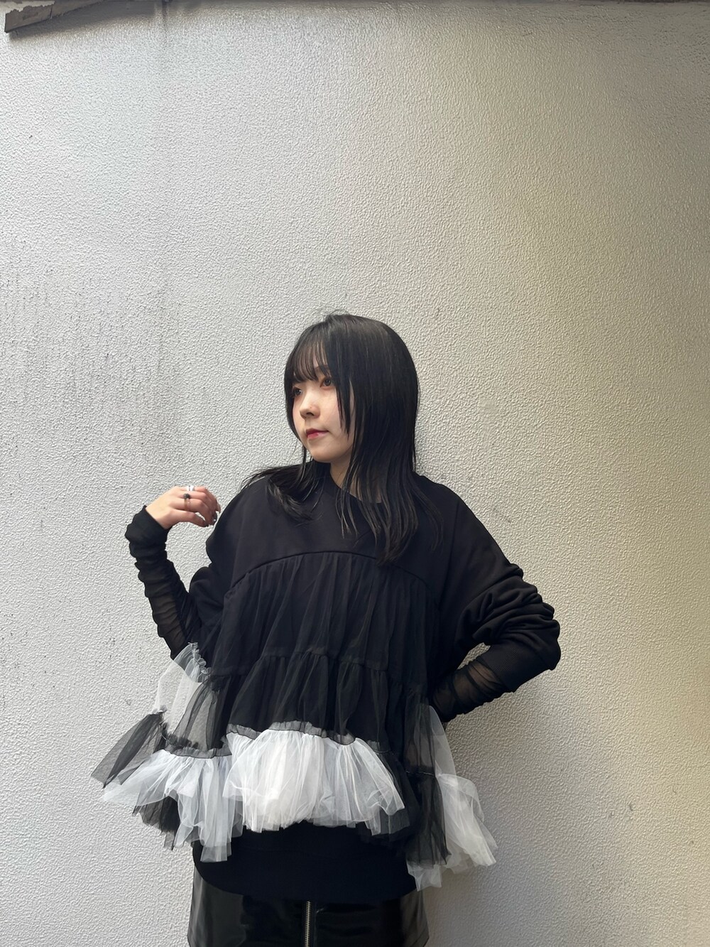 その他のスウェット、ブラック系のスカート、ブラック系のブーツを着用したレディースの秋コーディネートの3枚目の写真