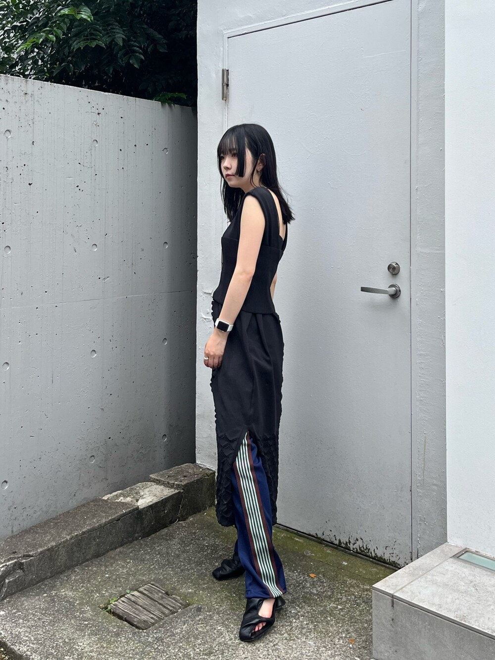 ブラック系のドレスを着用したレディースの夏コーディネートの3枚目の写真