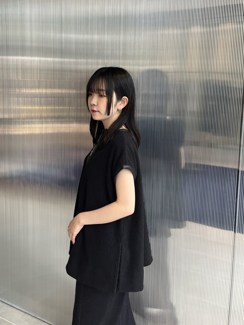 ブラック系のTシャツ/カットソー、ブラック系のスカートを着用したレディースの春コーディネートの4枚目の写真